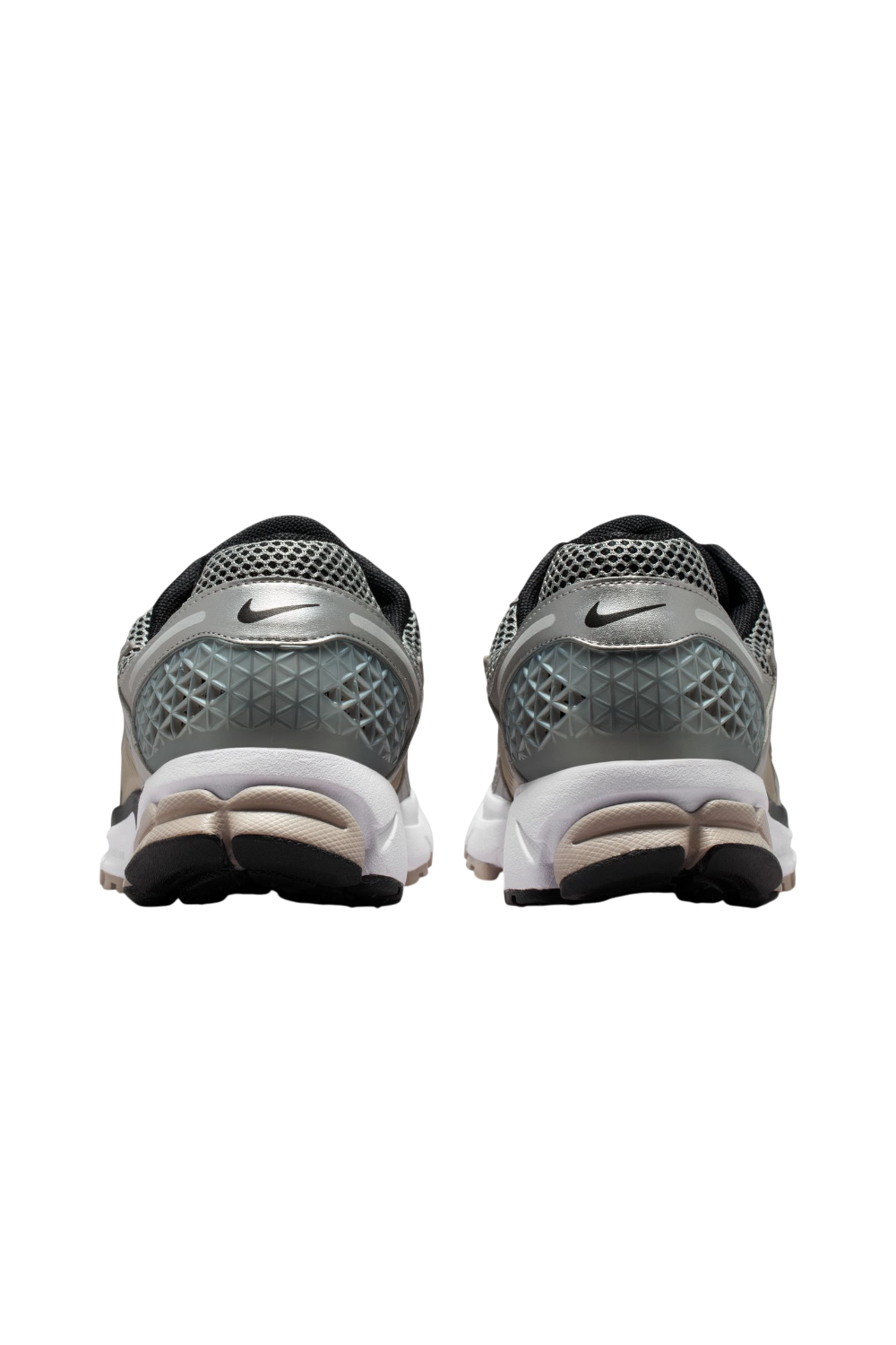 תמונת תקריב של נעלי סניקרס זום וומרו 5