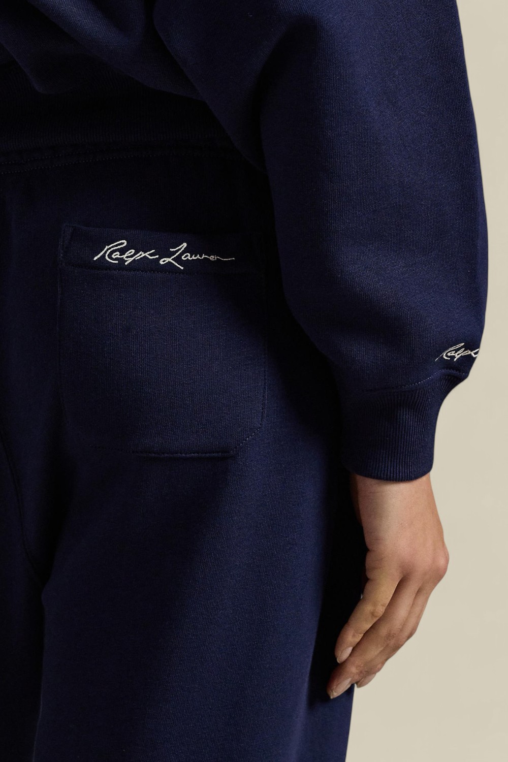 תמונת תקריב דוגמן של פולו ראלף לורן X MLB מכנסי ג'וגר