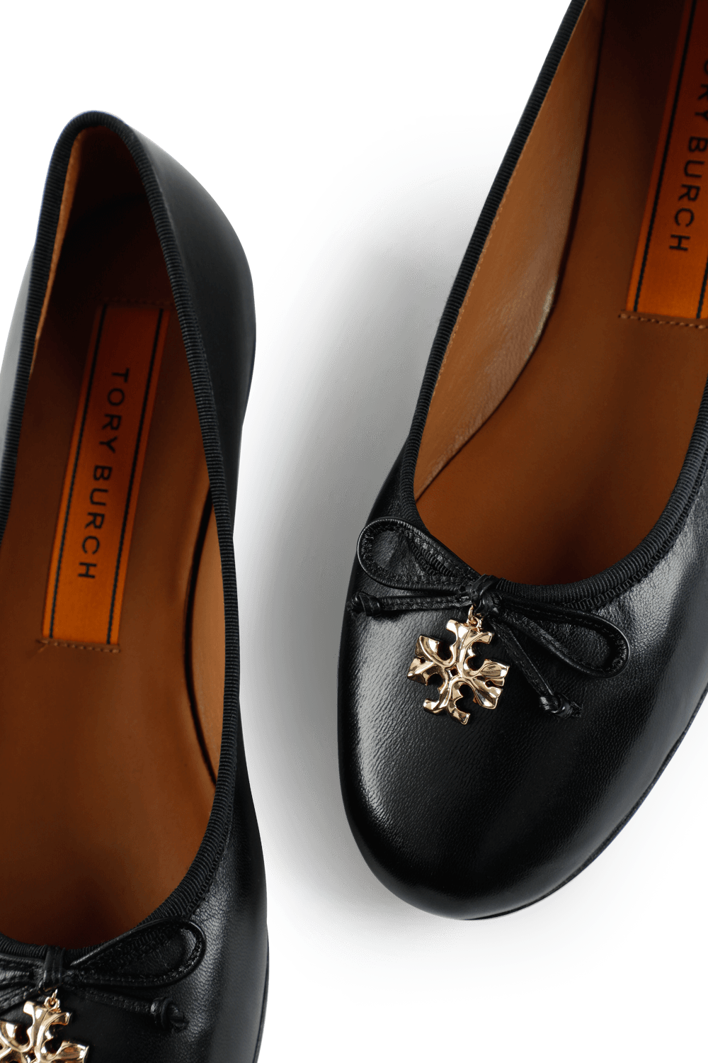 נעלי בלט שחורות עם לוגו מטאלי TORY BURCH