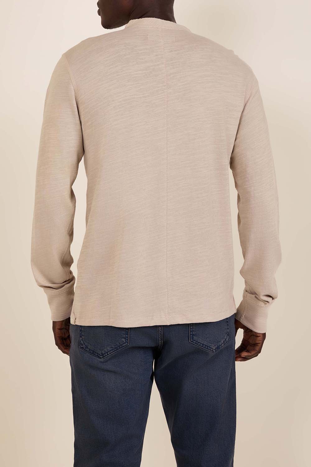 תמונת דוגמן אחורית של חולצת טי שרוול ארוך