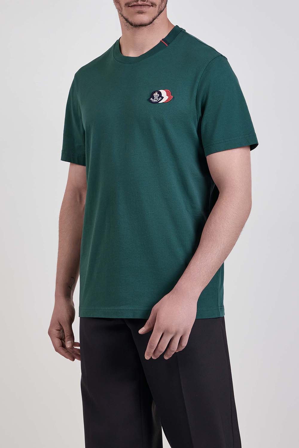 תמונת דוגמן קידמית של חולצת טי בגזרת סלים