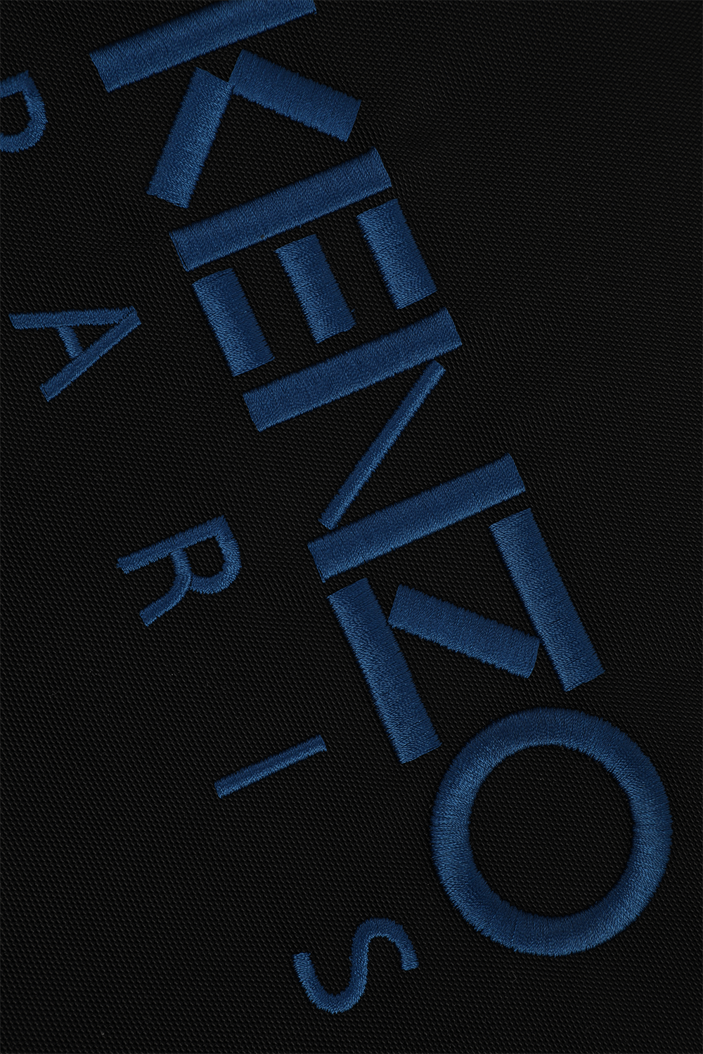 תמונת תקריב של תיק קלאץ' מרוכסן עם נמר רקום