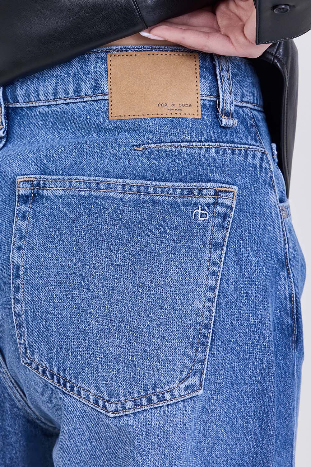 תמונת תקריב דוגמן של מכנסי ג'ינס בגזרת בלון