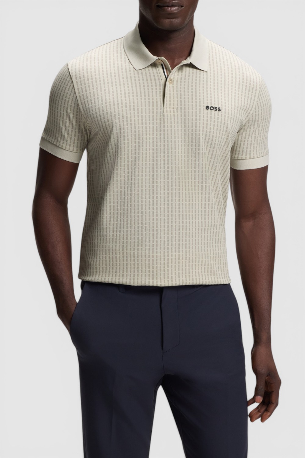 תמונת דוגמן קידמית של חולצת פולו בגזרת סלים