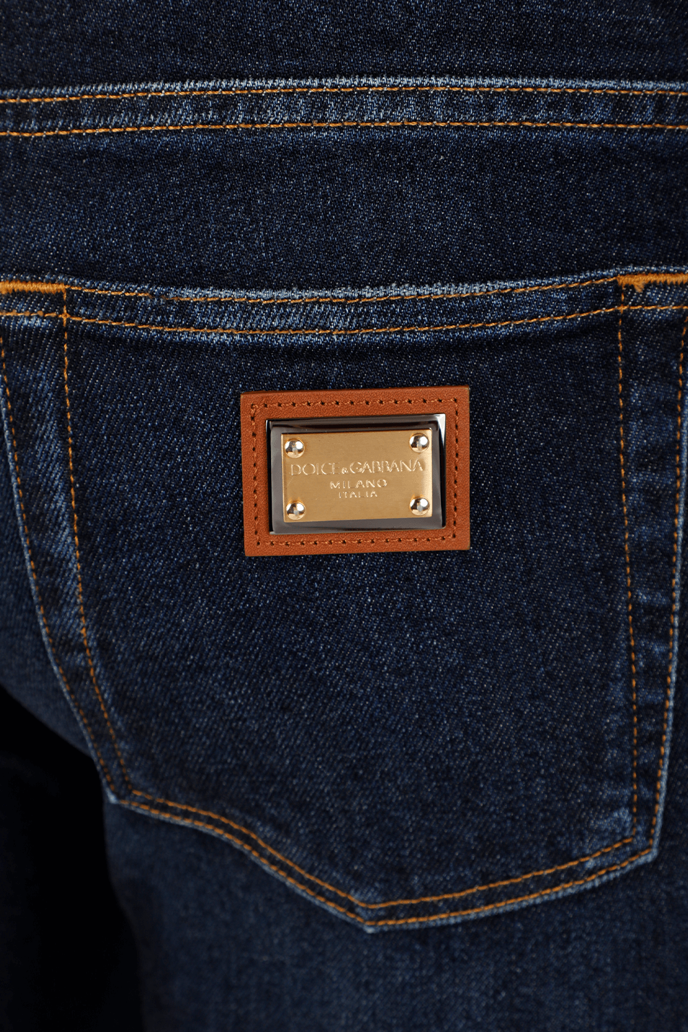 תמונה אחורית של מכנסי ג'ינס וינטג' בגזרת סלים