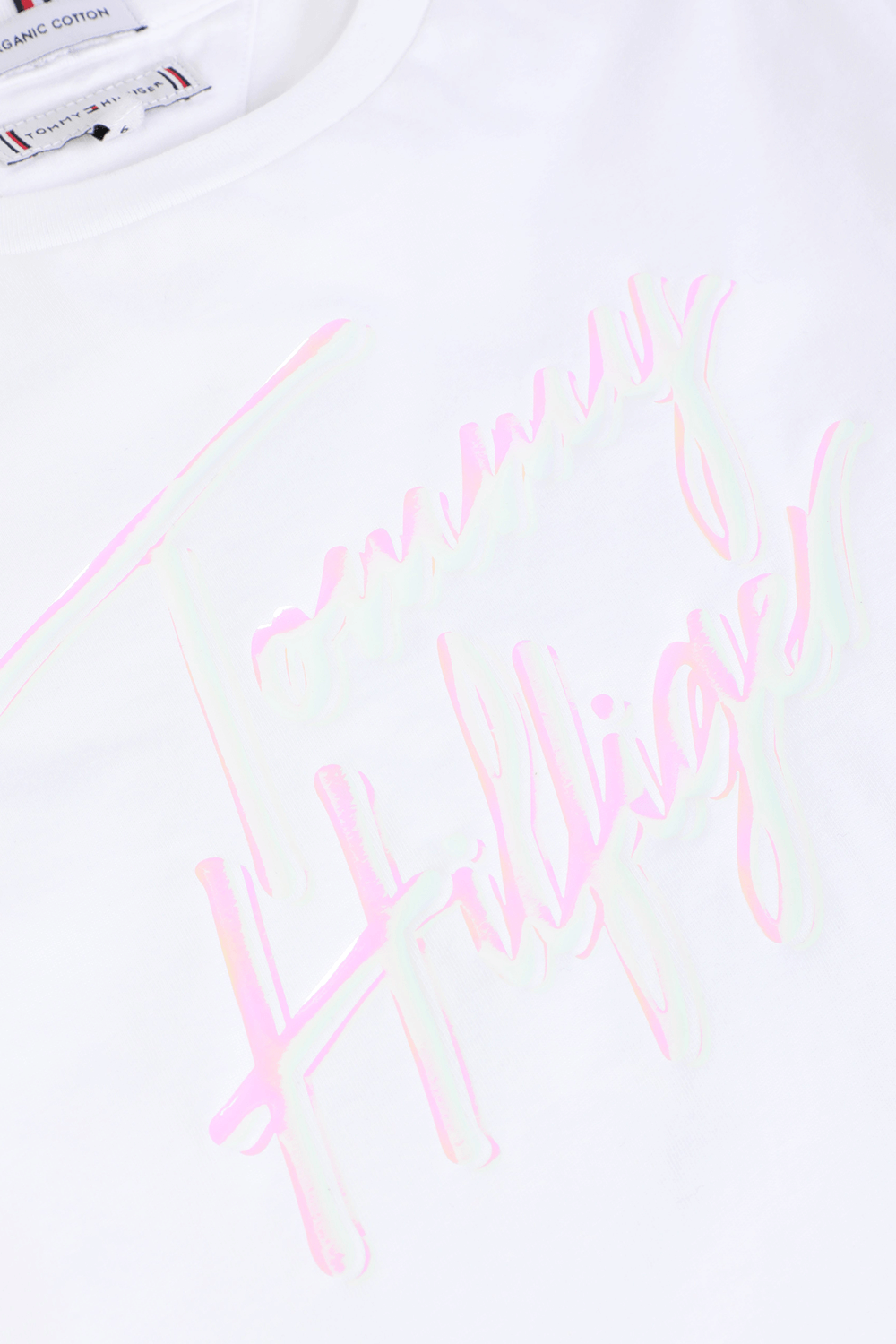 תמונה אחורית של גילאי 8-16 חולצת טי לבנה עם הדפס חתימת המעצב