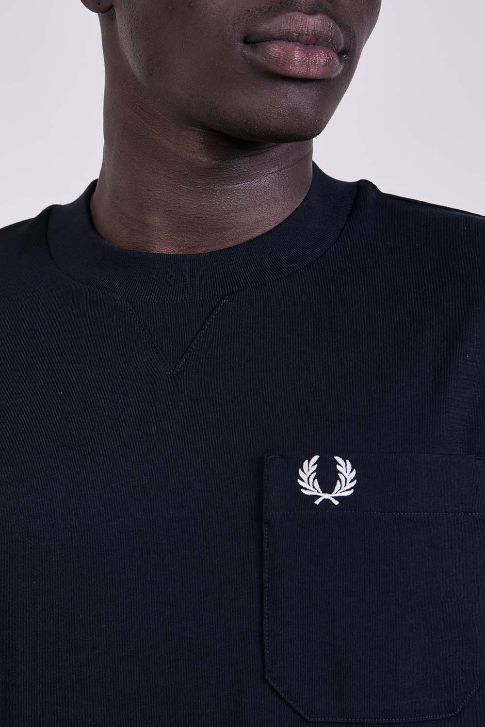 תמונת תקריב דוגמן של חולצת טי בגזרה משוחררת