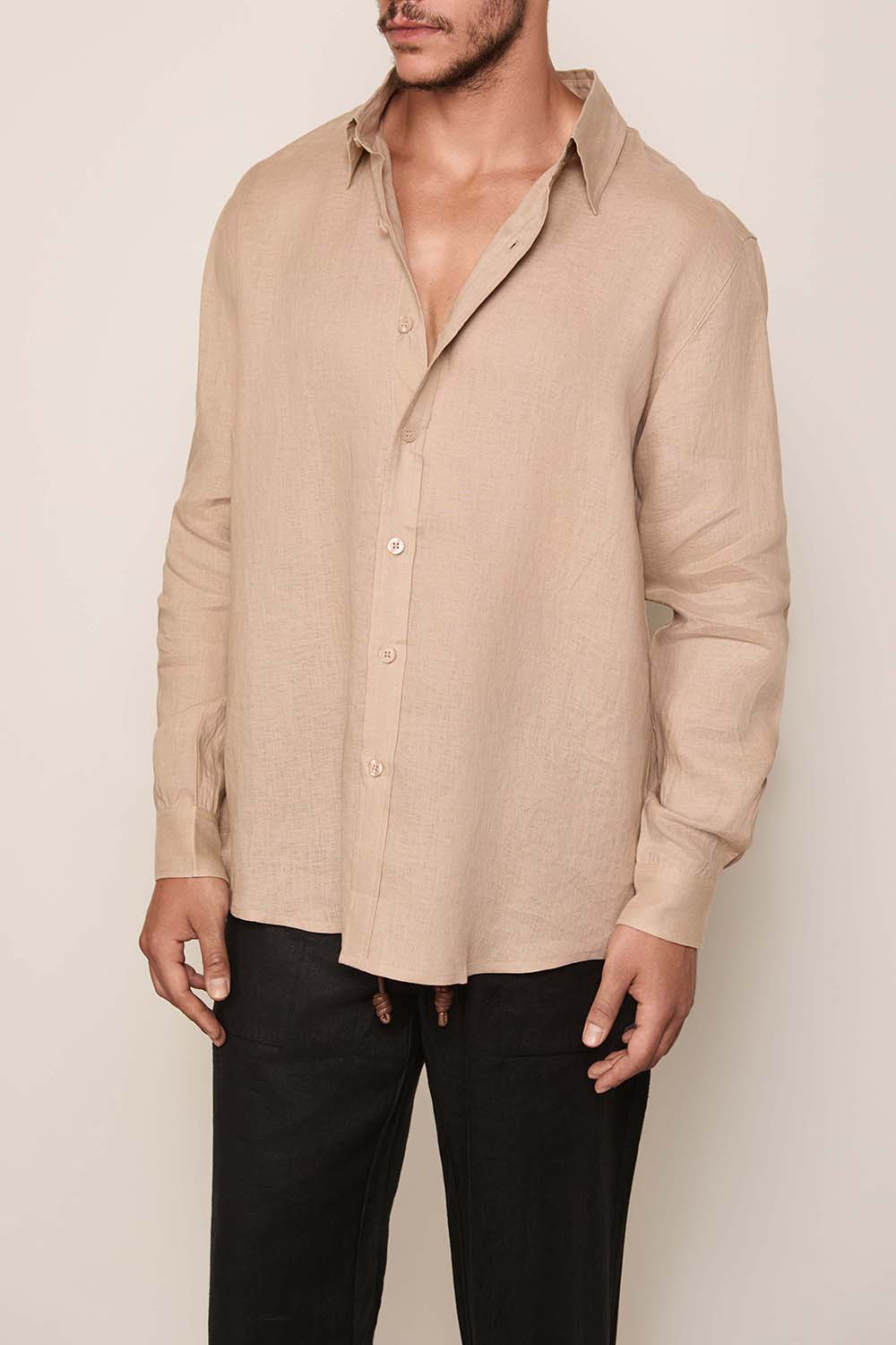 תמונת דוגמן קידמית של חולצה מכופתרת