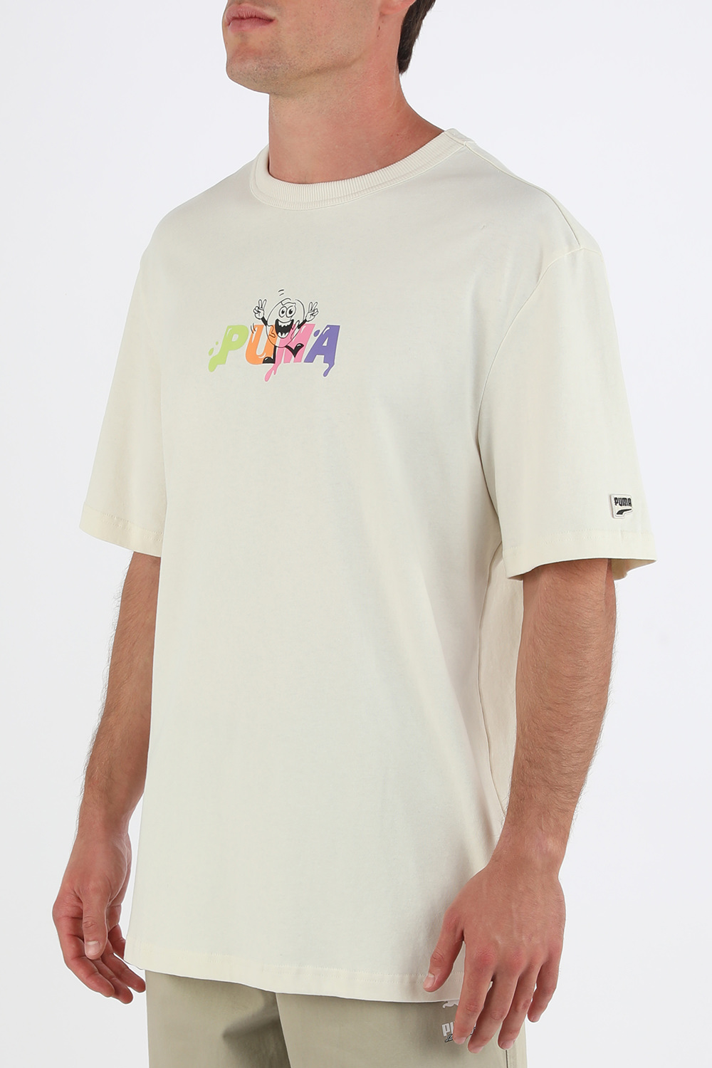 תמונת דוגמן קידמית של חולצת טי כיתוב ממותג בלוני בגוון שמנת