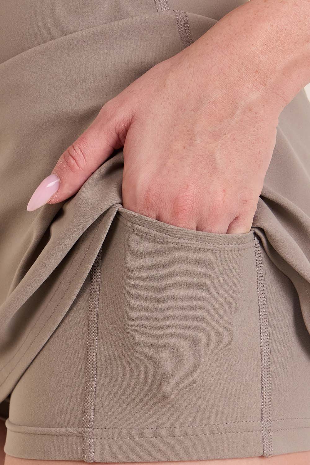 תמונת תקריב דוגמן של Align™ High-Rise Skirt