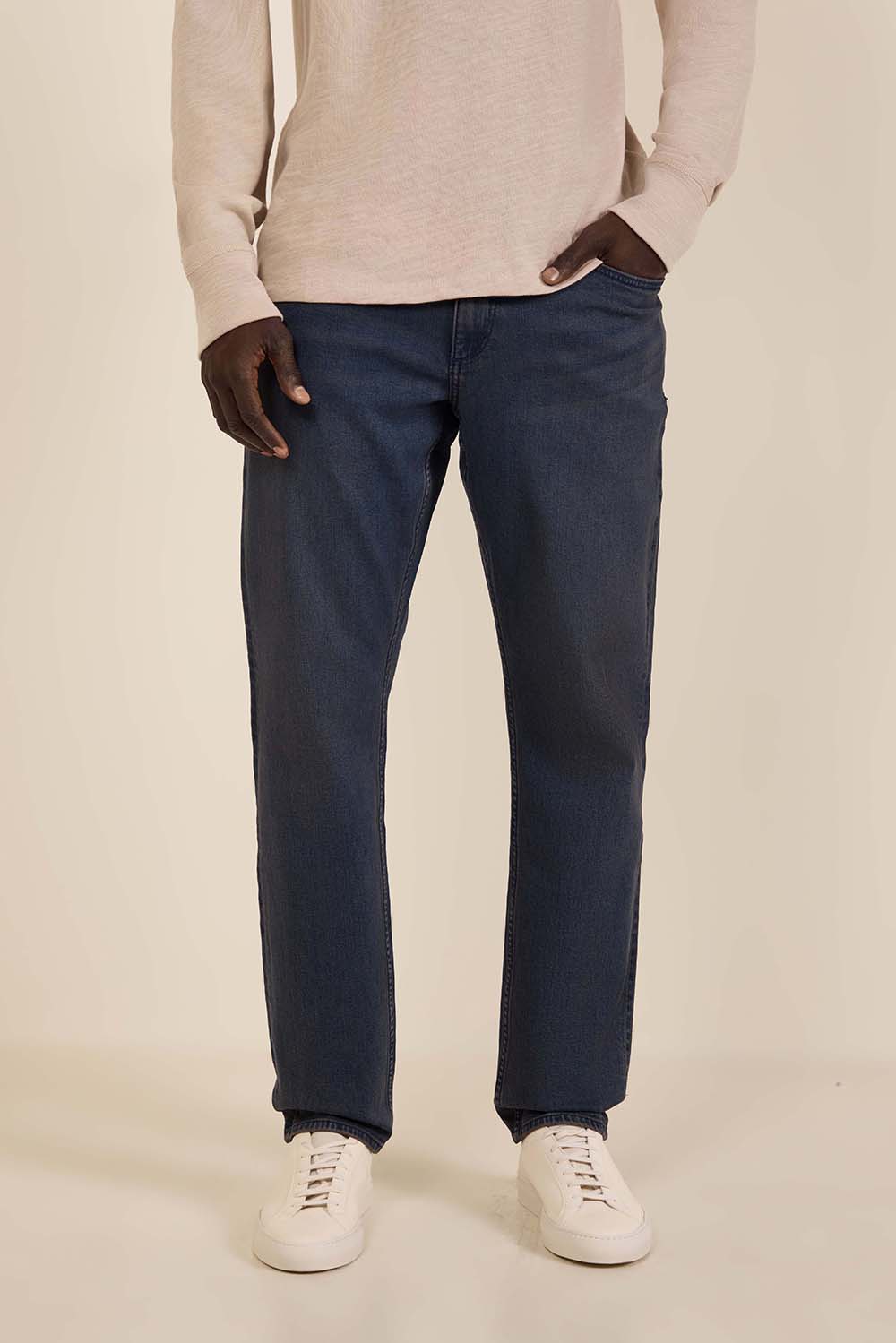 תמונת דוגמן קידמית של מכנסי ג'ינס בגזרה ישרה