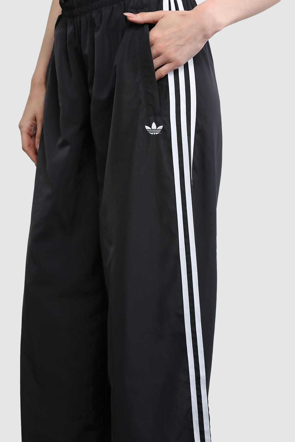 תמונת תקריב דוגמן של חולצת טי אוברסייז