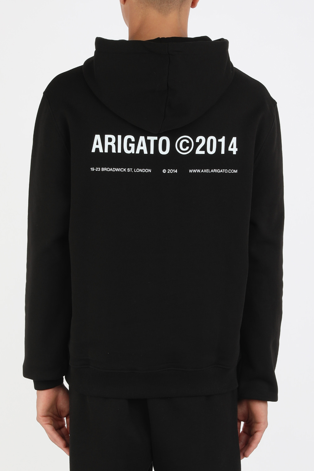 תמונת דוגמן אחורית של סווטשירט קפוצ'ון לונדון עם הדפס לוגו