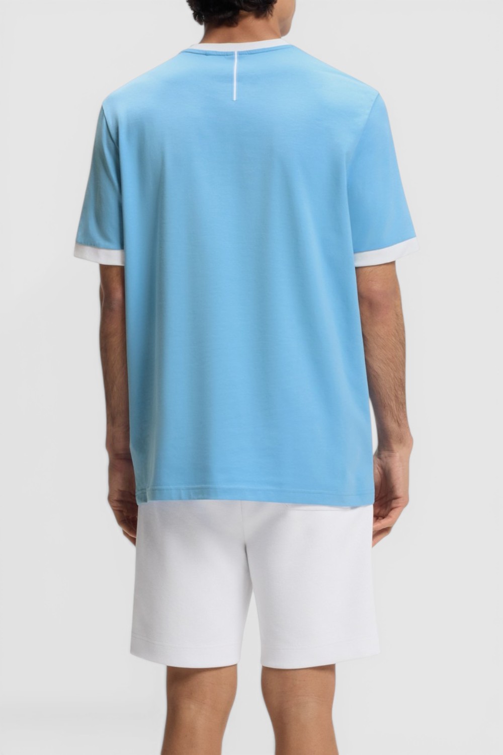 תמונת דוגמן אחורית של חולצת טי בגזרה ישרה