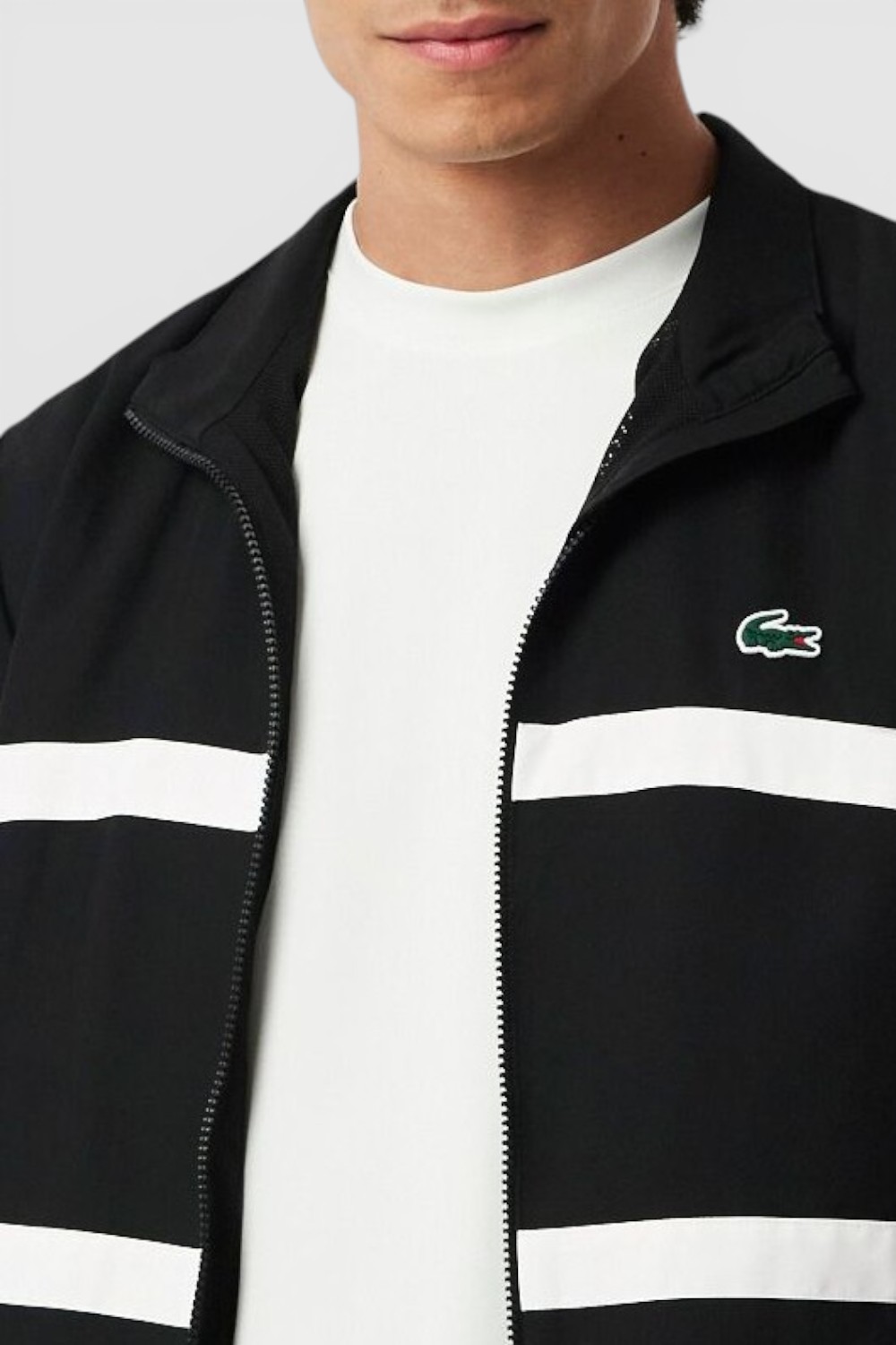 תמונת תקריב דוגמן של חליפת טרנינג