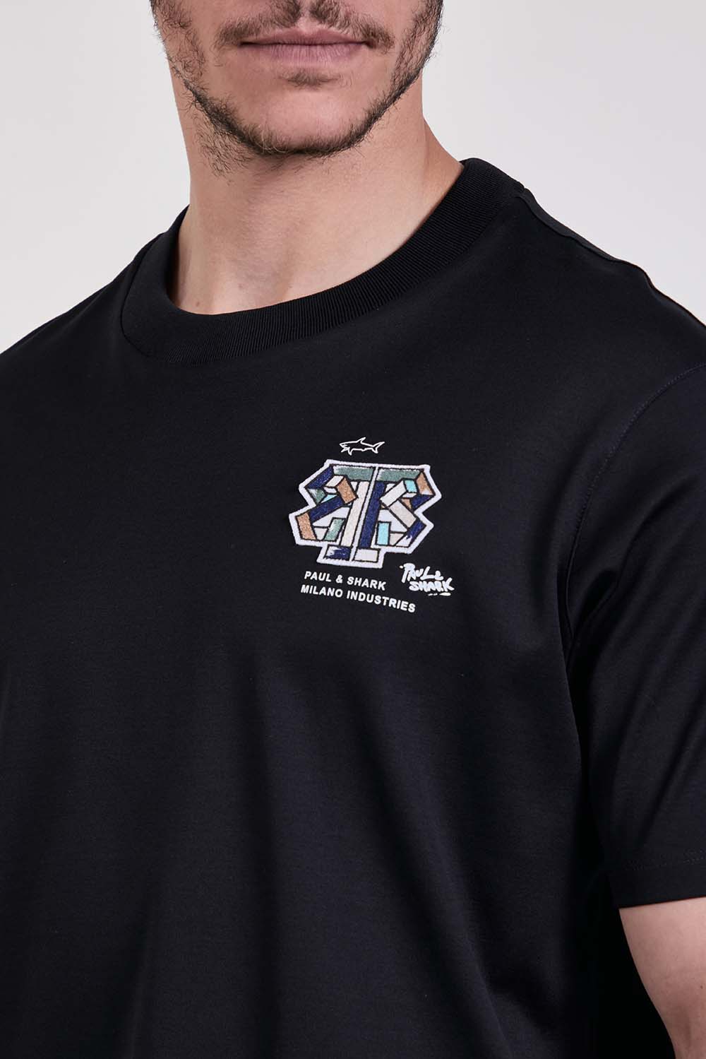 תמונת תקריב דוגמן של חולצת טי בגזרה ישרה