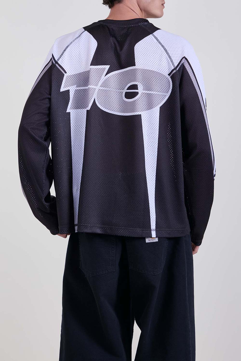 תמונת דוגמן אחורית של חולצת הוקי בגזרה משוחררת