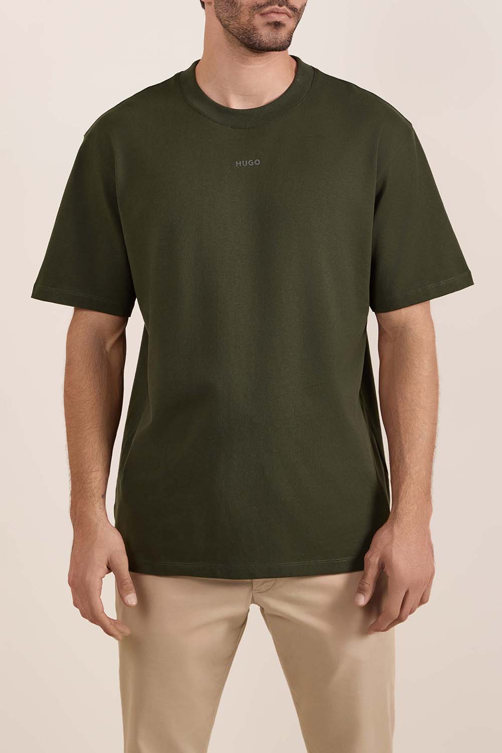 תמונת דוגמן קידמית של חולצת טי משוחררת