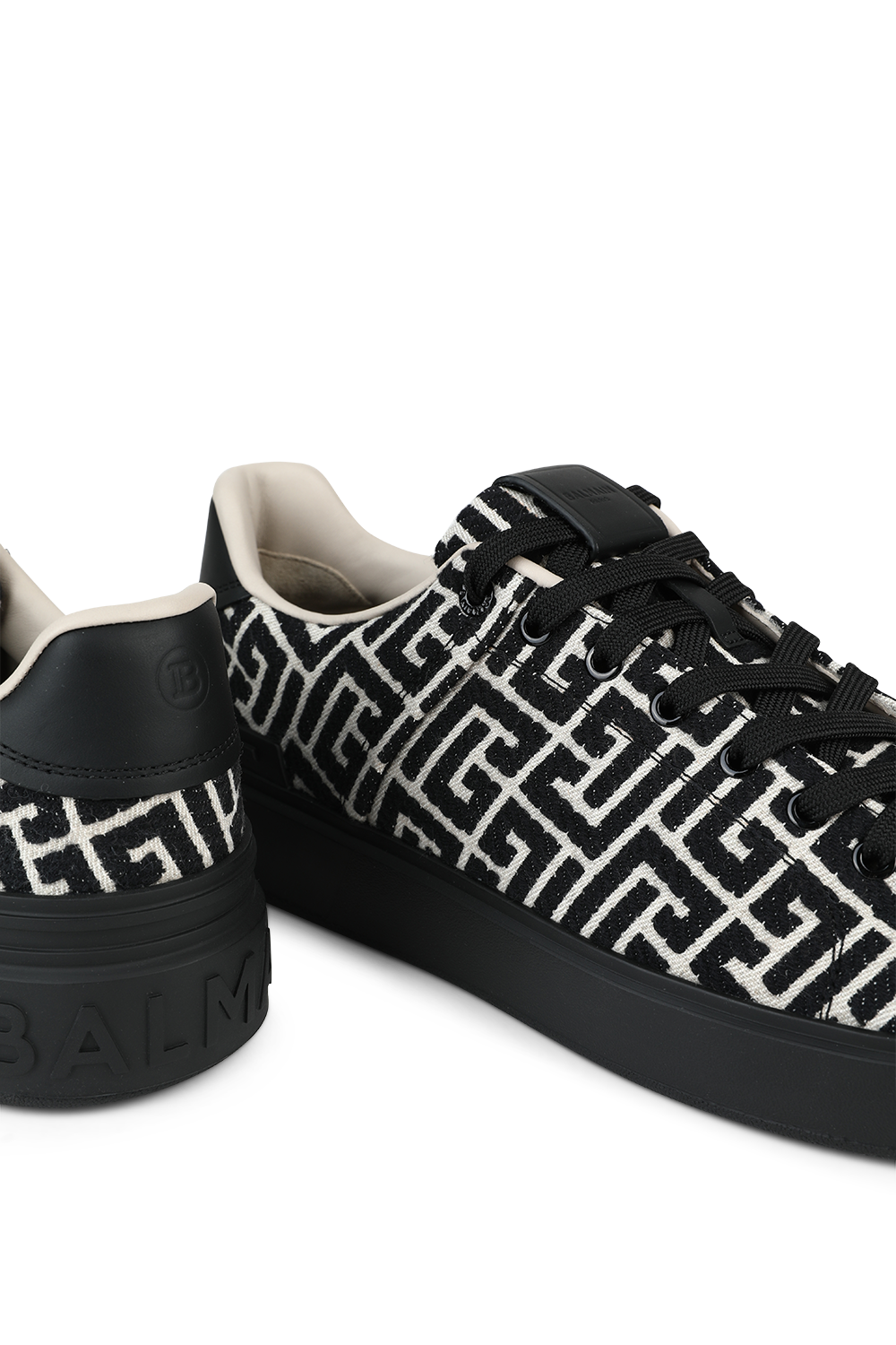 תמונת תקריב של נעלי סניקרס עם הדפס לוגו