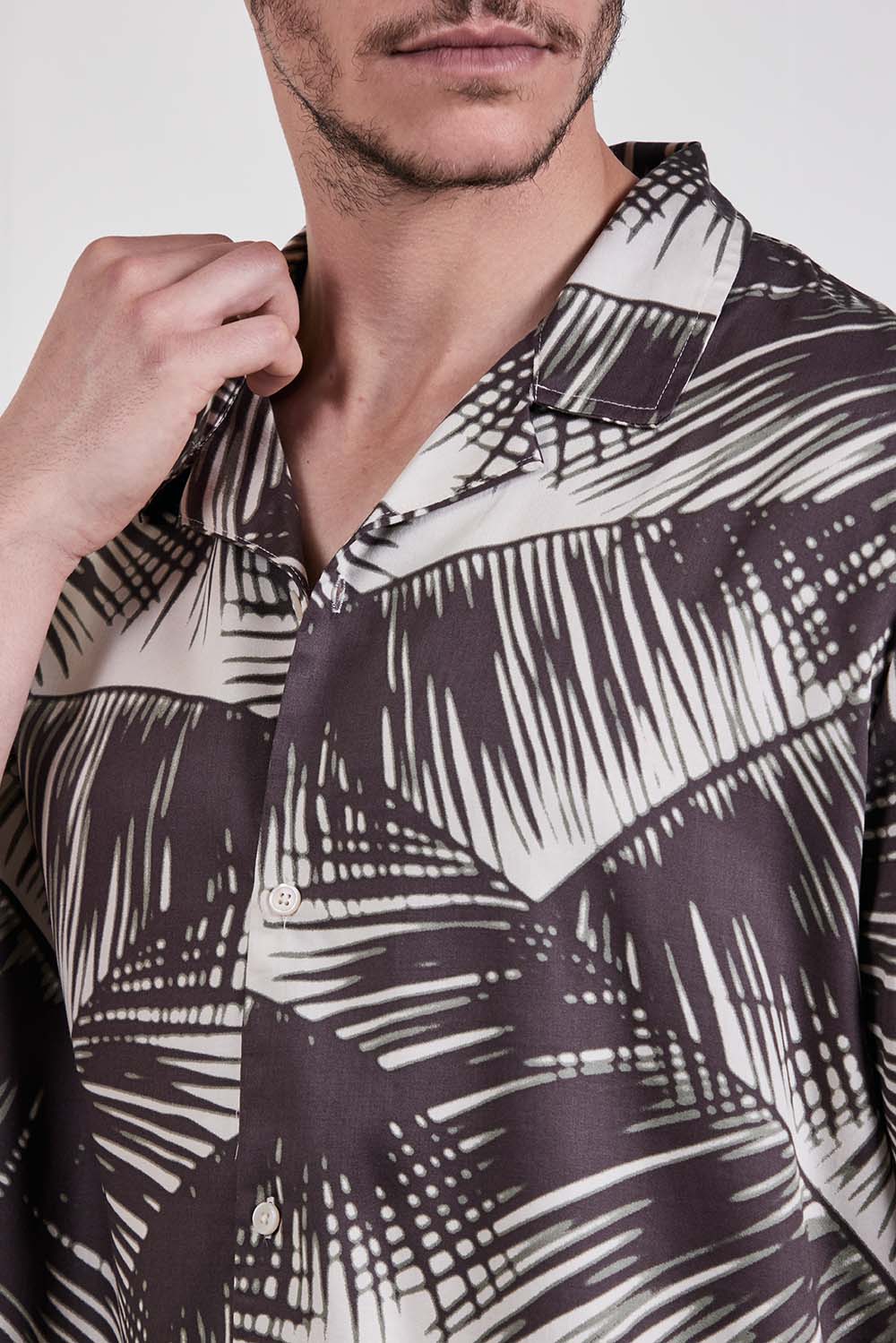 תמונת תקריב דוגמן של חולצה מכופתרת