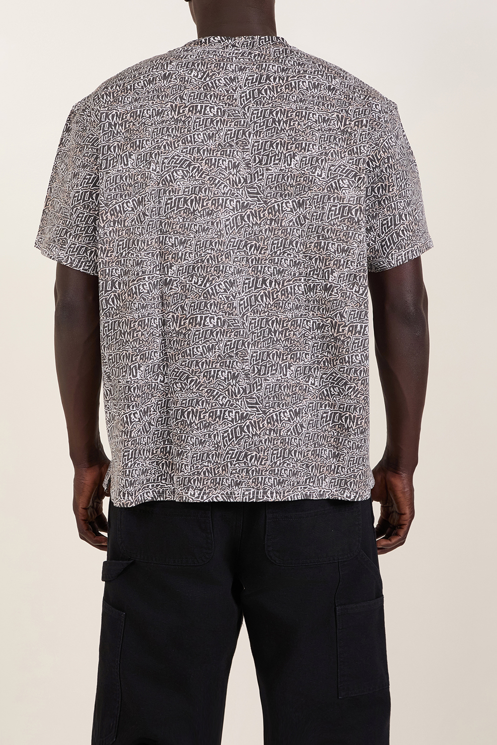 תמונת תקריב דוגמן של חולצת טי