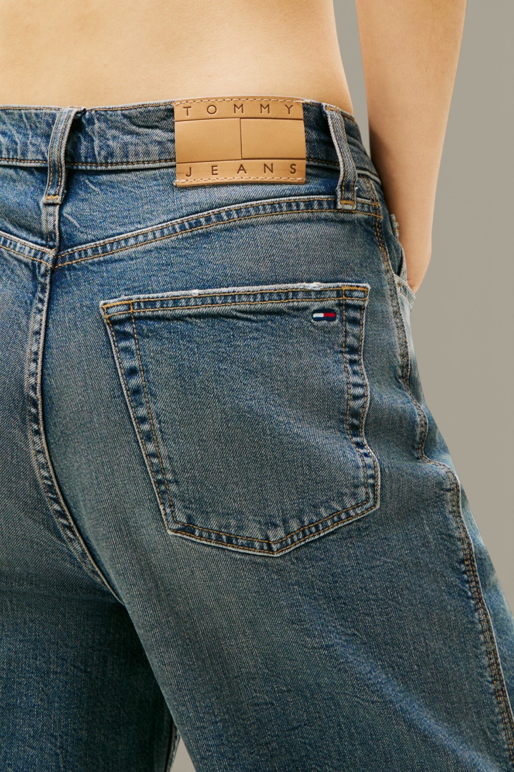 תמונת תקריב דוגמן של ג'ינס בגזרה רחבה