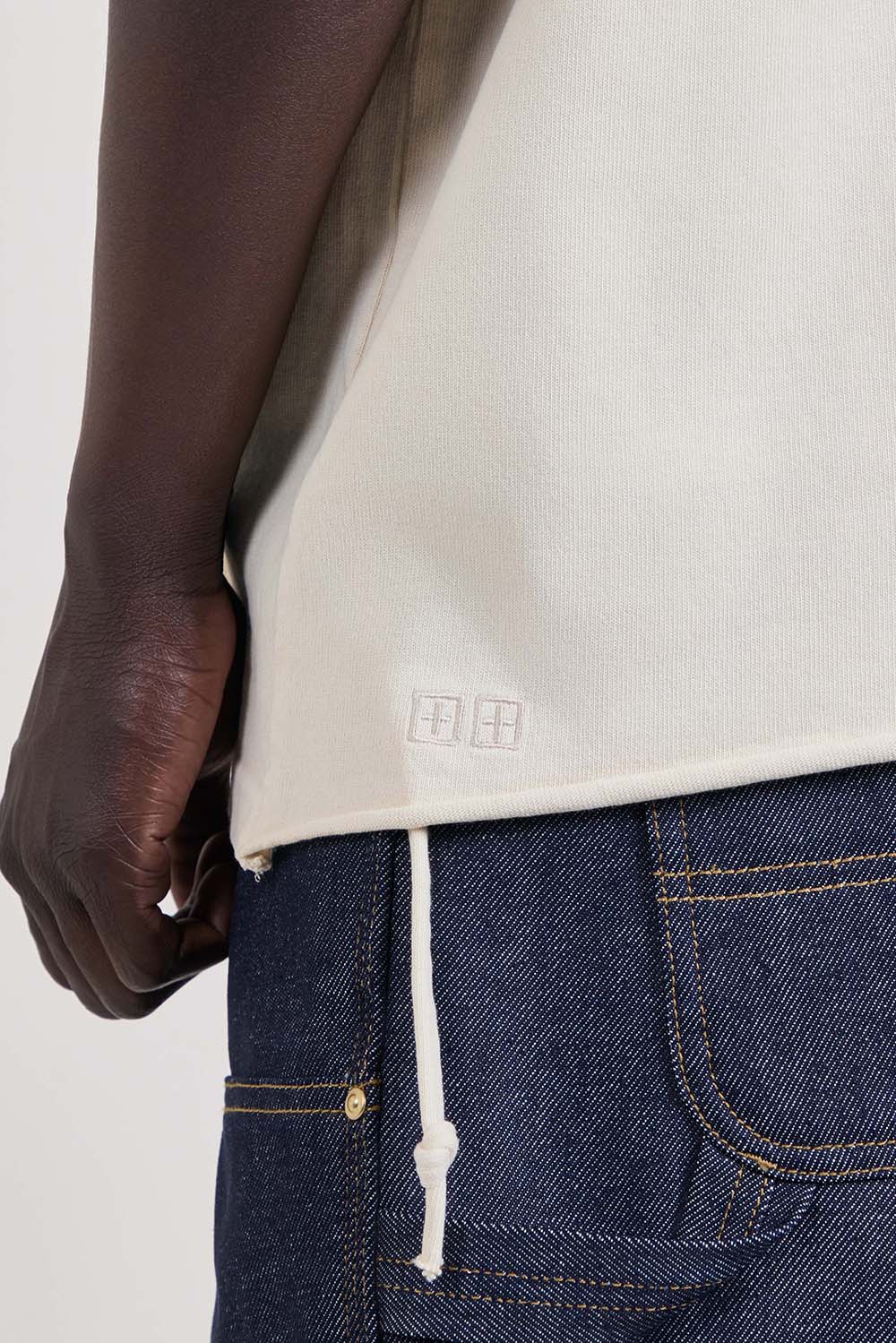 תמונת תקריב דוגמן של חולצת טי אוברסייז