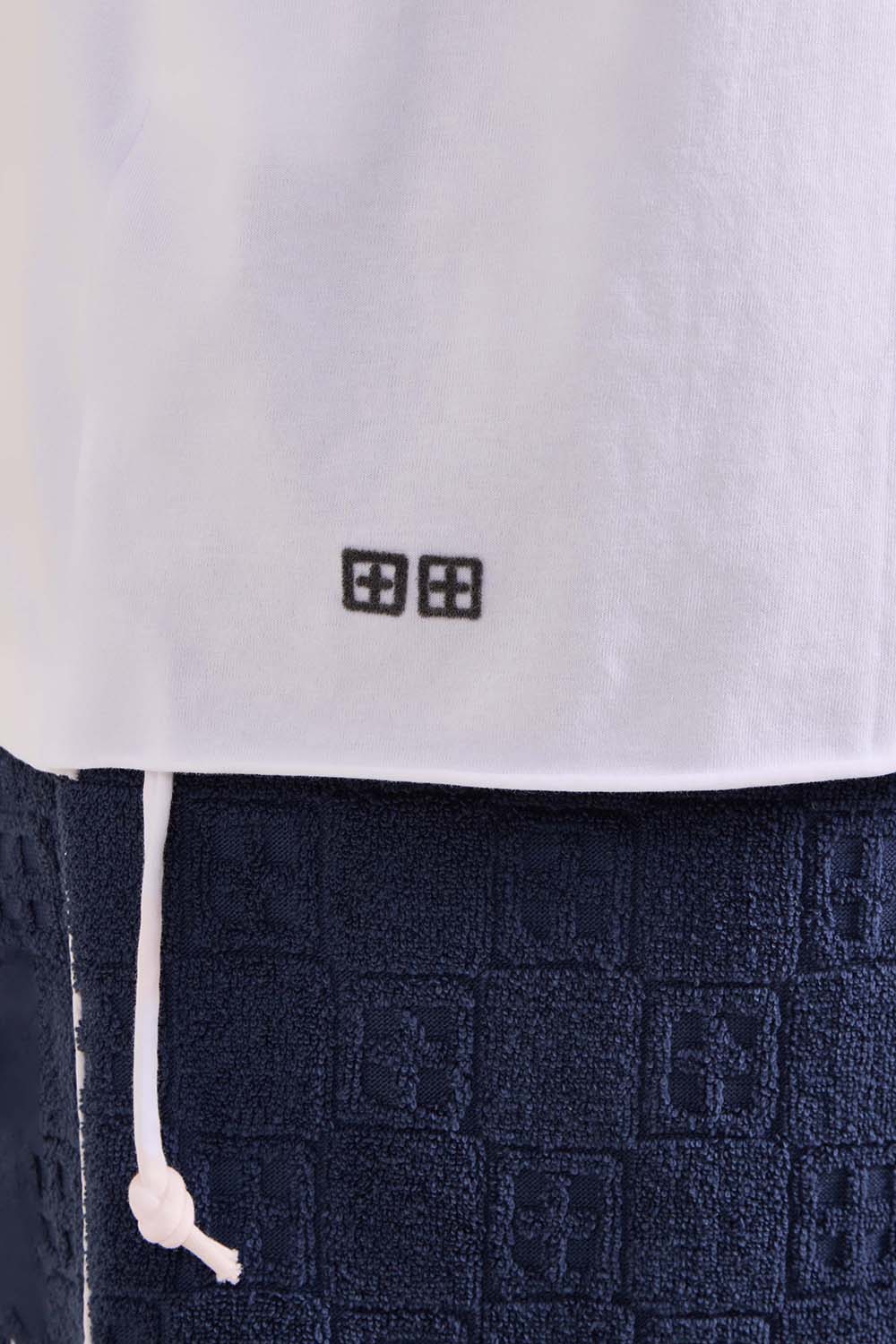 תמונת דוגמן אחורית של חולצת טי אוברסייז