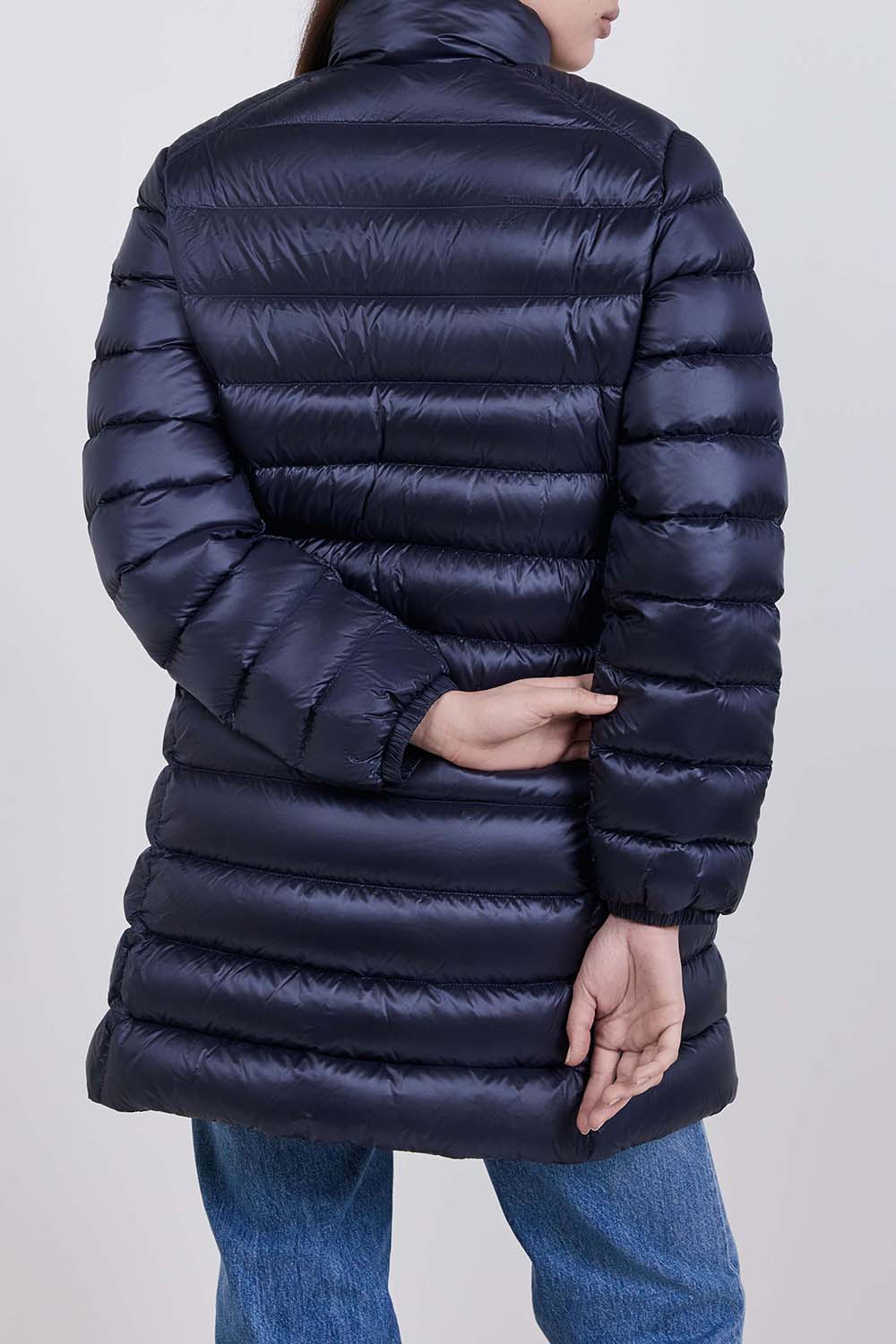 תמונת דוגמן אחורית של מעיל פוך ארוך