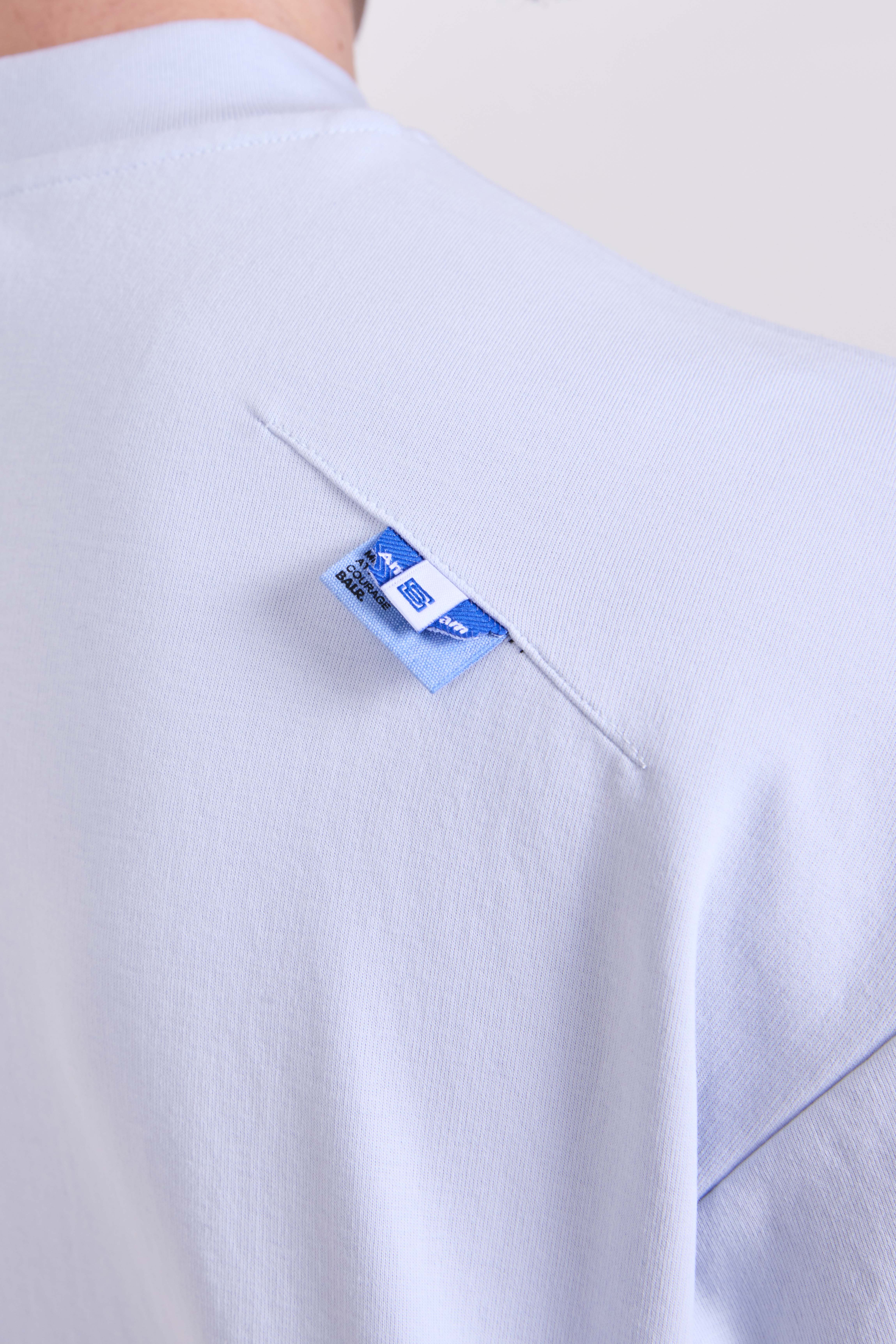 תמונת תקריב דוגמן של חולצת טי אוברסייז