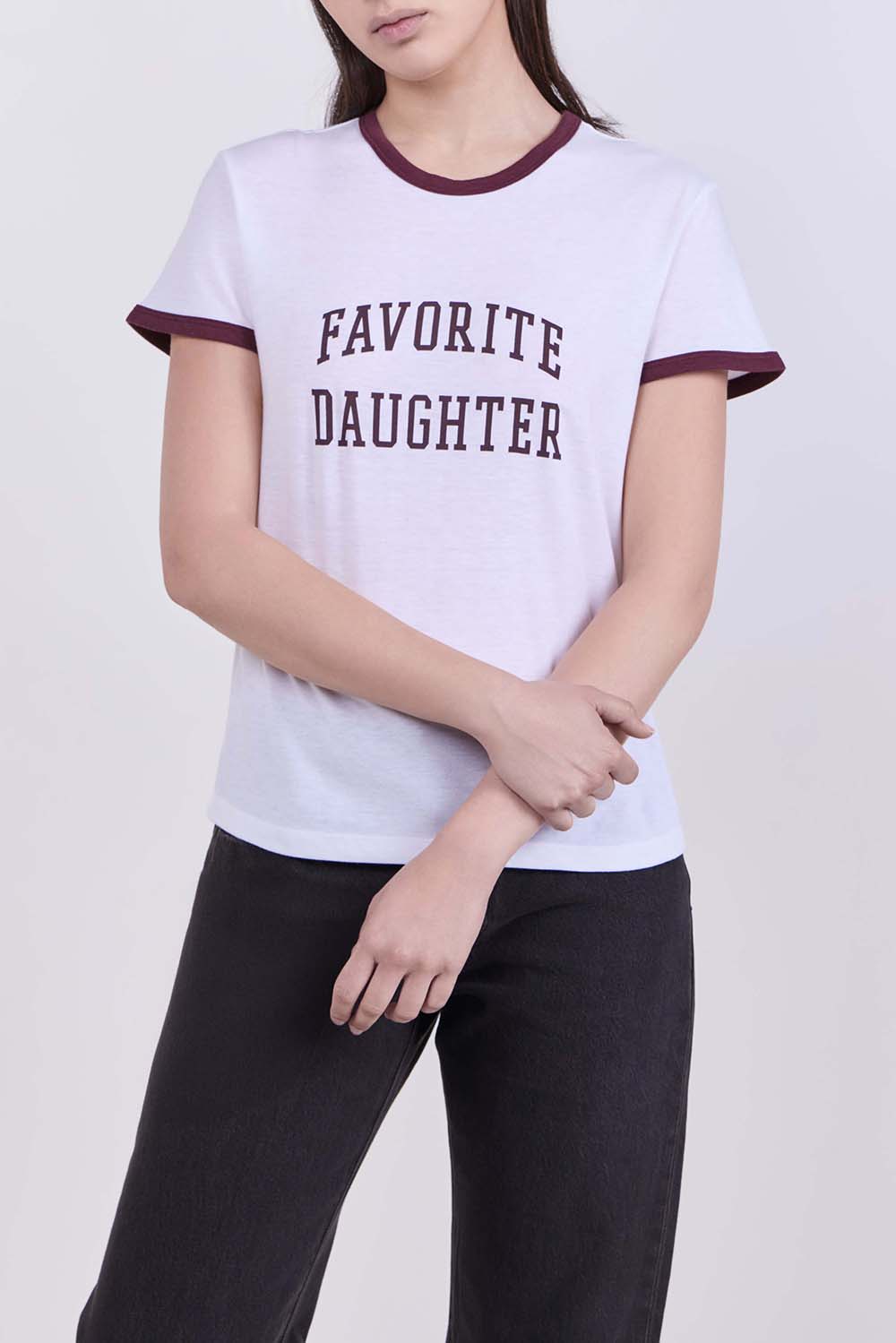 תמונת דוגמן קידמית של חולצת טי בגזרה ישרה