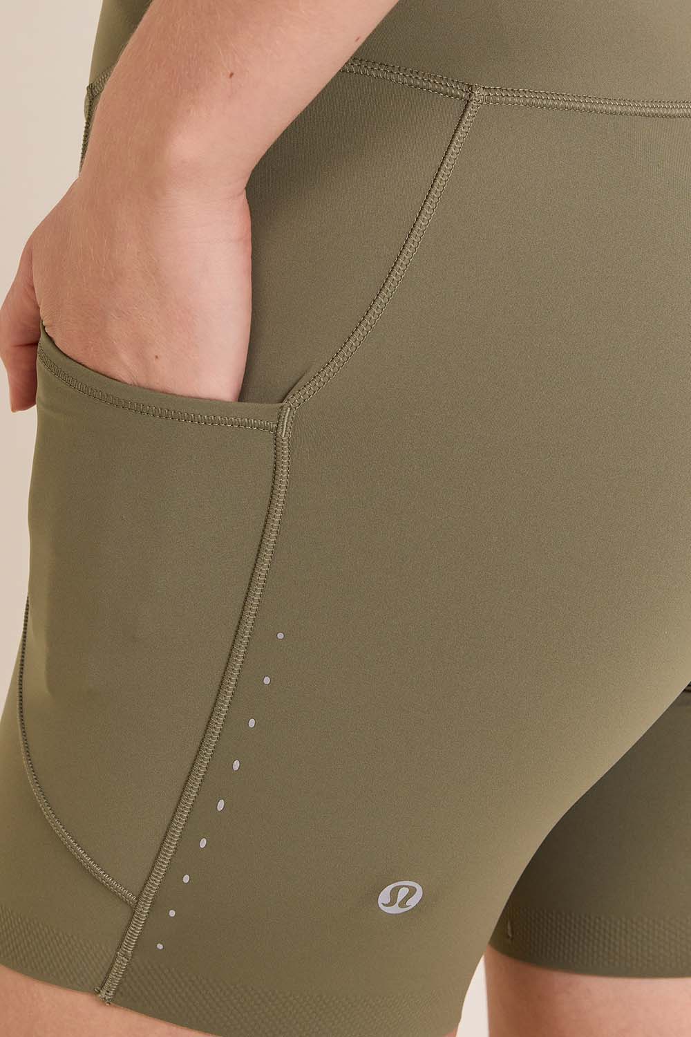 תמונת תקריב דוגמן של Fast and Free High-Rise Short 6 Pockets