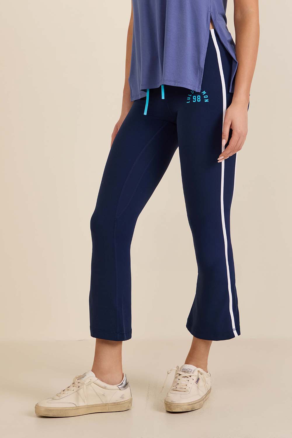 תמונת דוגמן קידמית של Nulu Sporty Trim Mid-Rise Flared Pant *SOTM