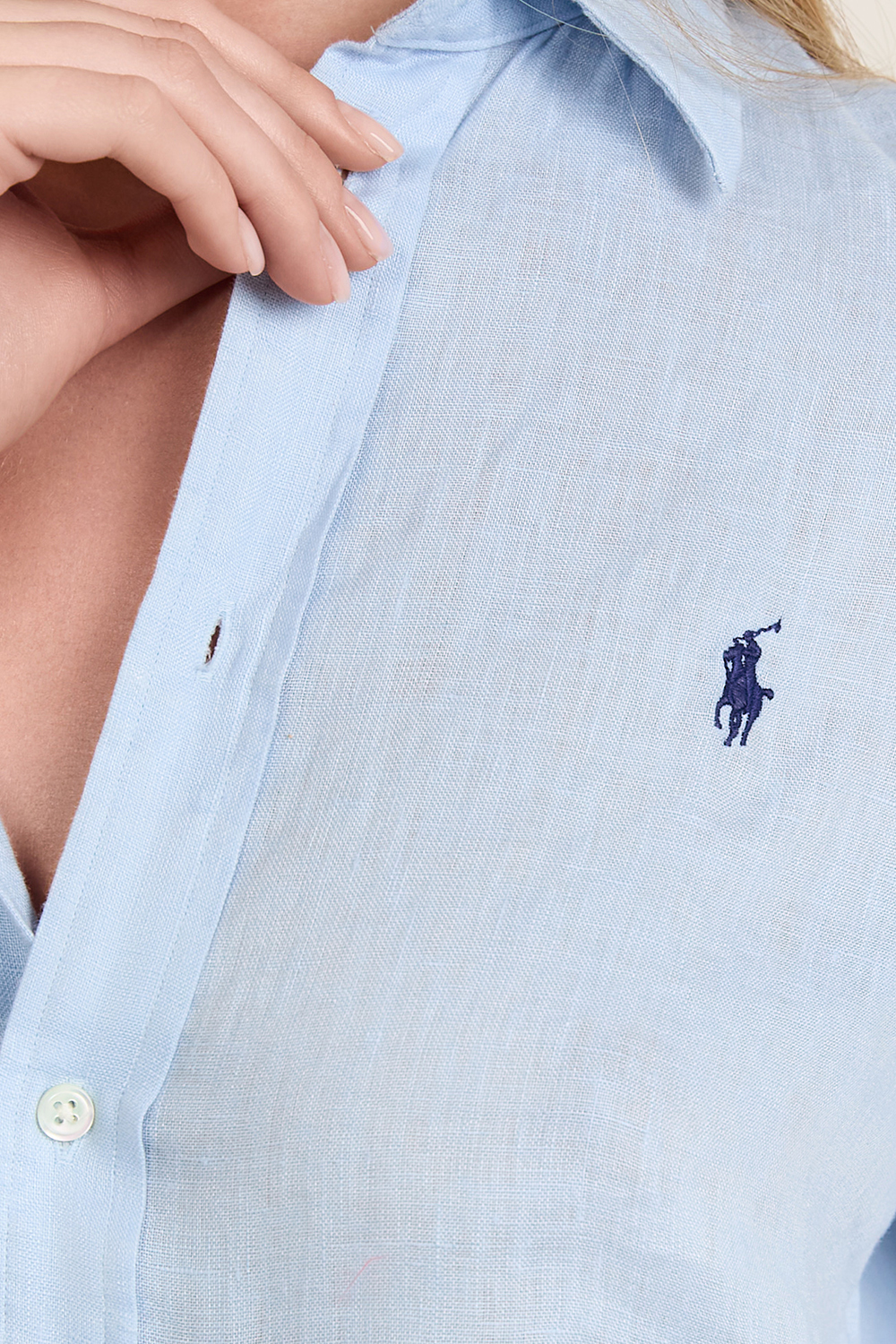 תמונת תקריב דוגמן של חולצה מכופתרת