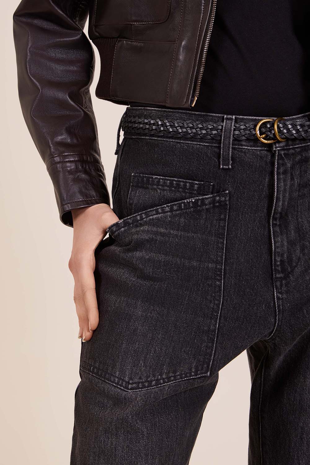 תמונת תקריב דוגמן של מכנסי ג'ינס בגזרת ברל