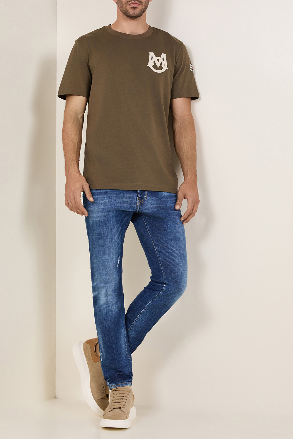 תמונת דוגמן קידמית של נעלי סניקרס אוברסייז