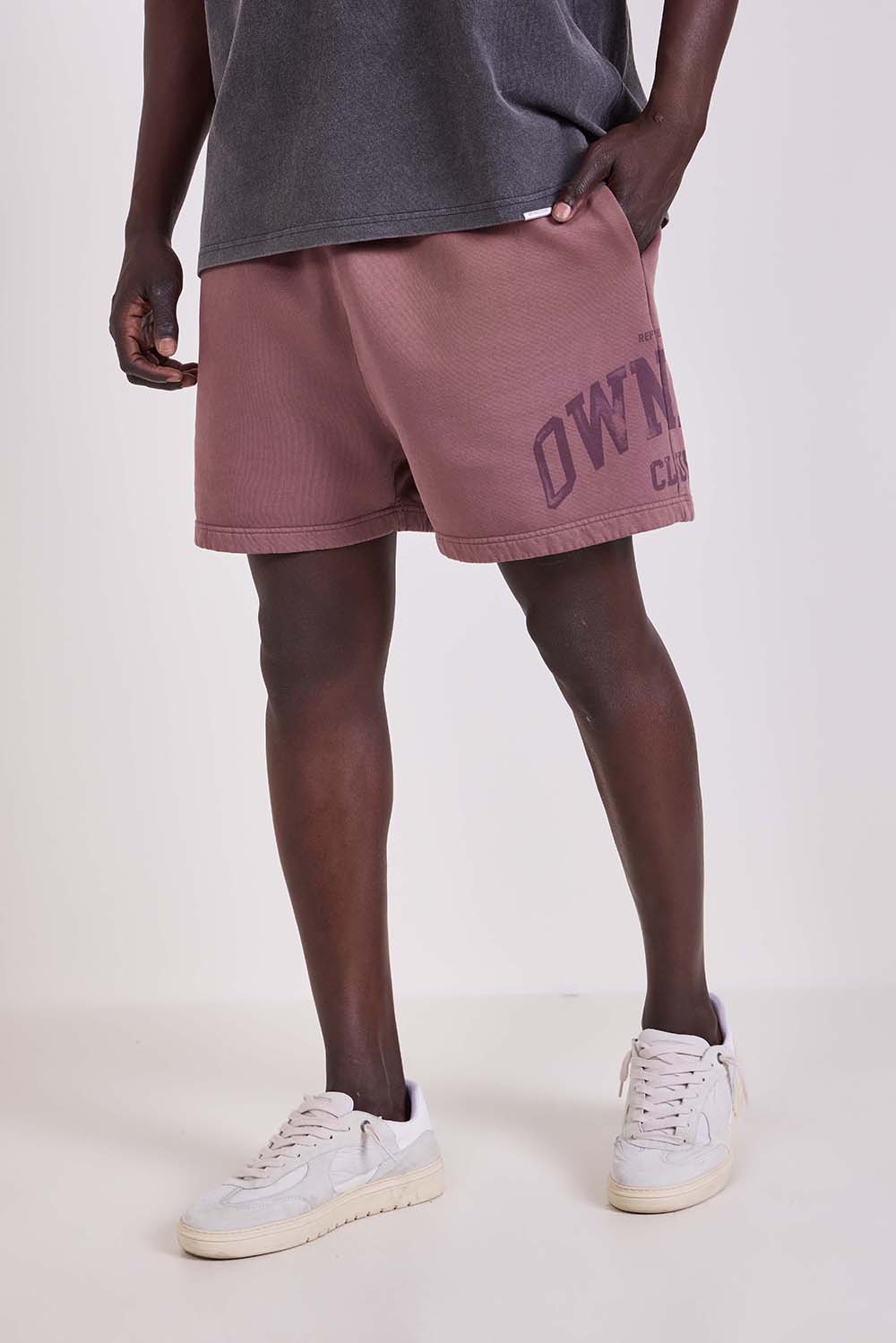 תמונת דוגמן קידמית של מכנסי ג'וגר קצרים