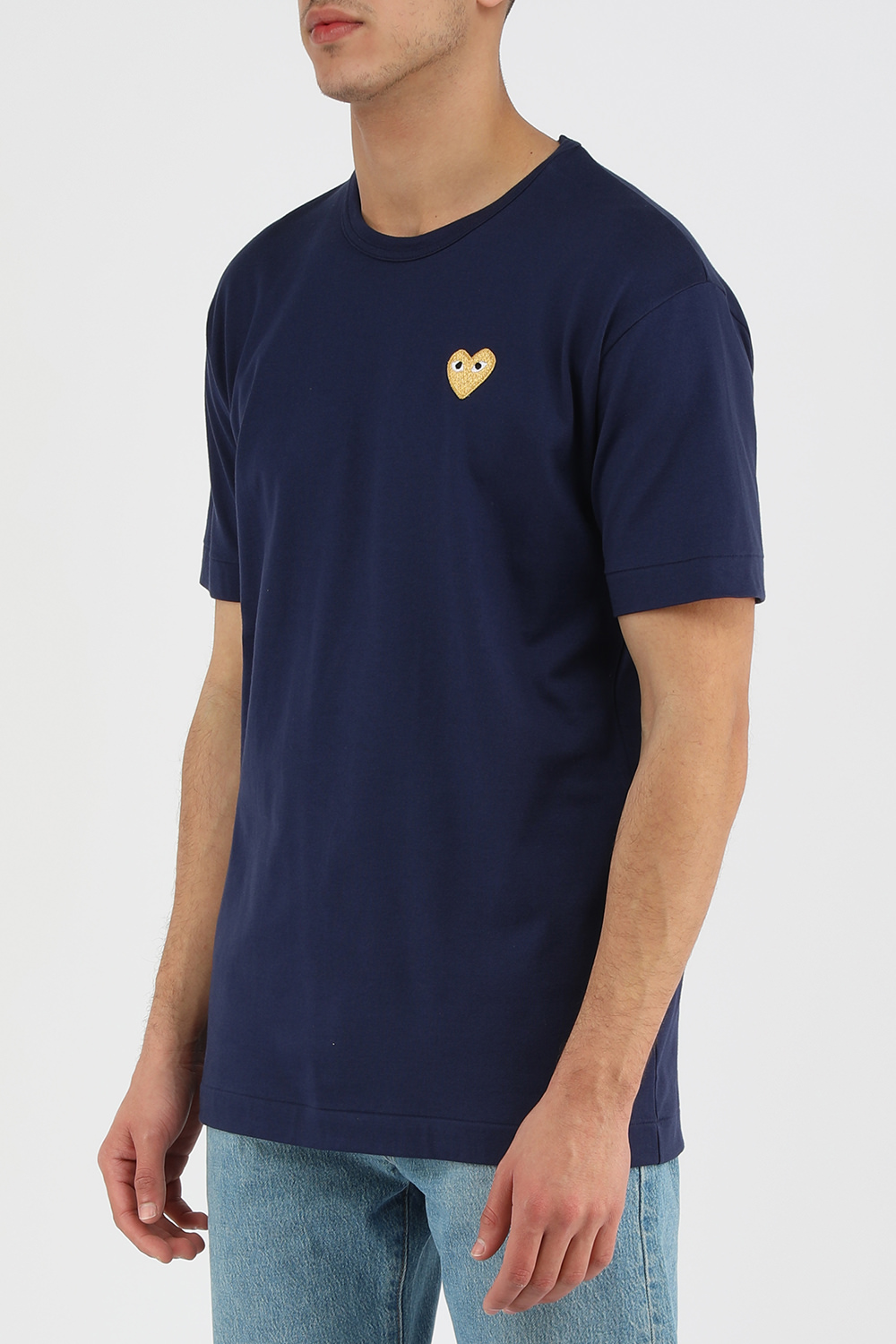 חולצת טי כחולה עם סמל לב זהב COMME des GARCONS