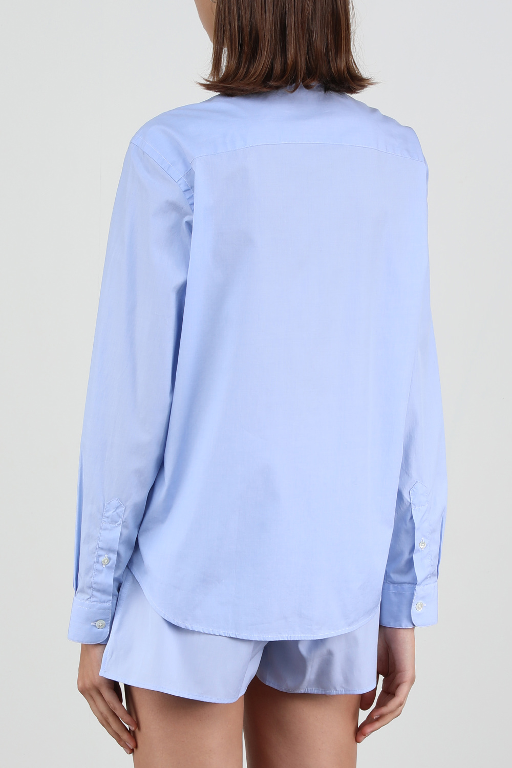 תמונת דוגמן אחורית של חולצה מכופתרת בגוון תכלת