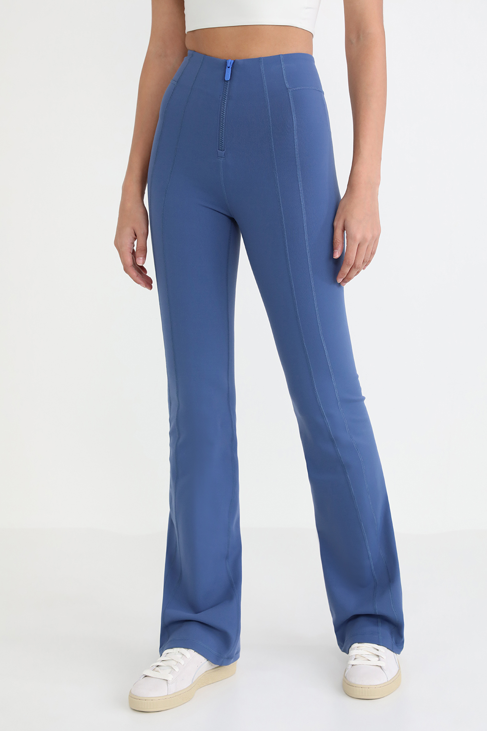 תמונת דוגמן קידמית של Define Zip-Front High-Rise Flared Pant