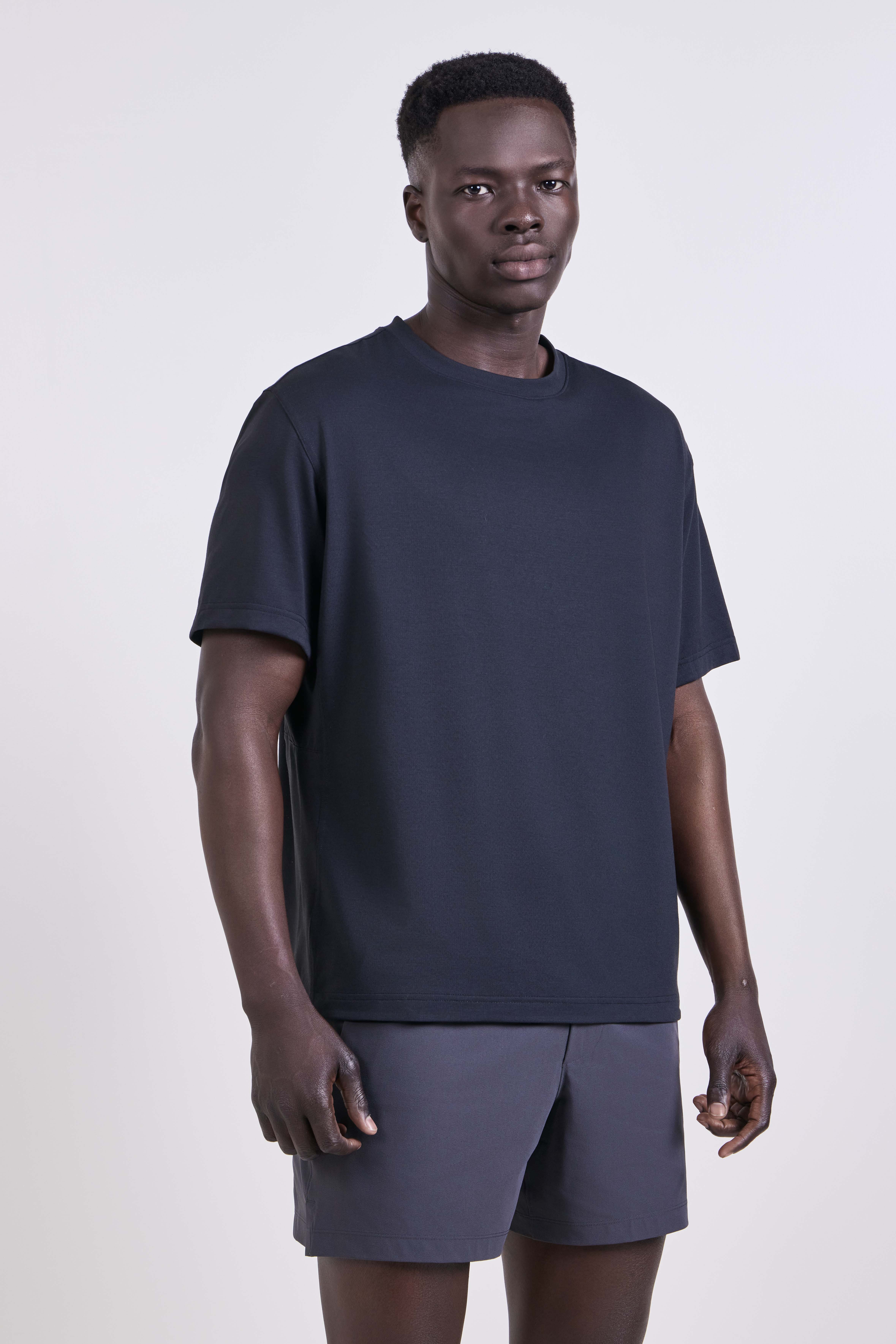 תמונת דוגמן קידמית של EasySet Training Short-Sleeve Shirt