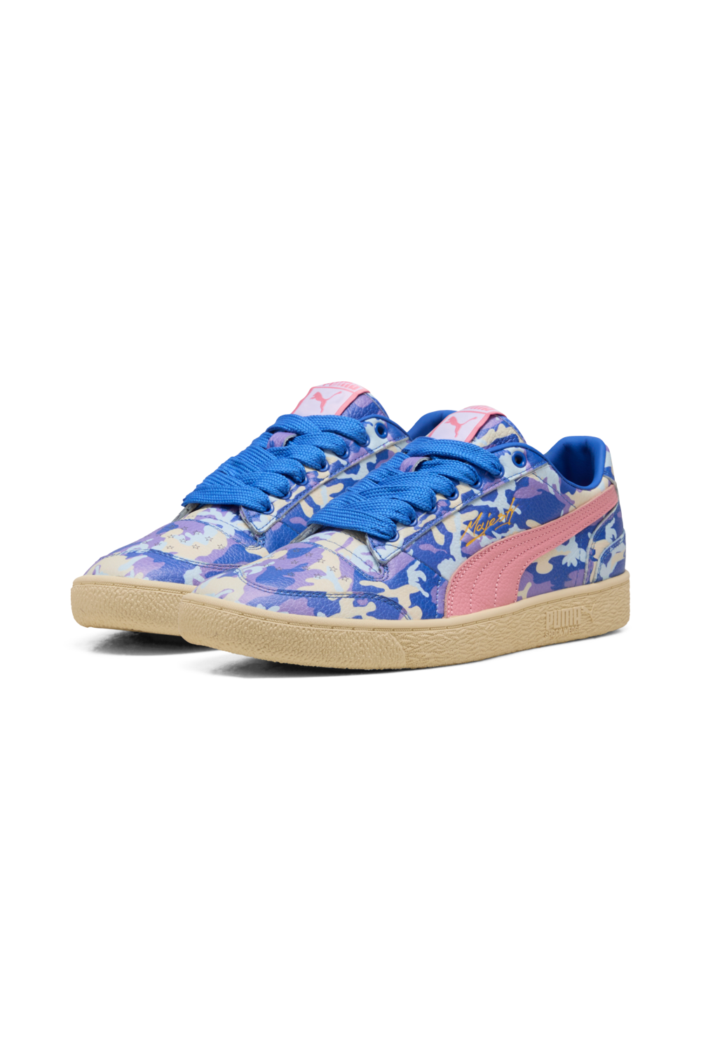 תמונת תקריב של נעלי סניקרס