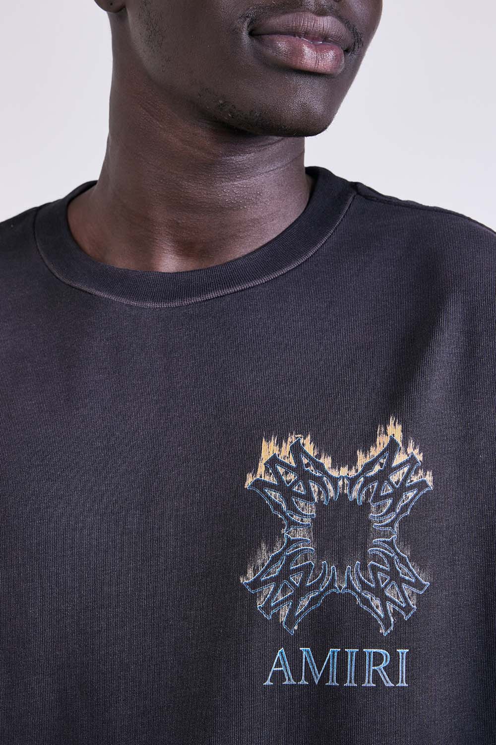 תמונת תקריב דוגמן של חולצת טי בגזרת אוברסייז