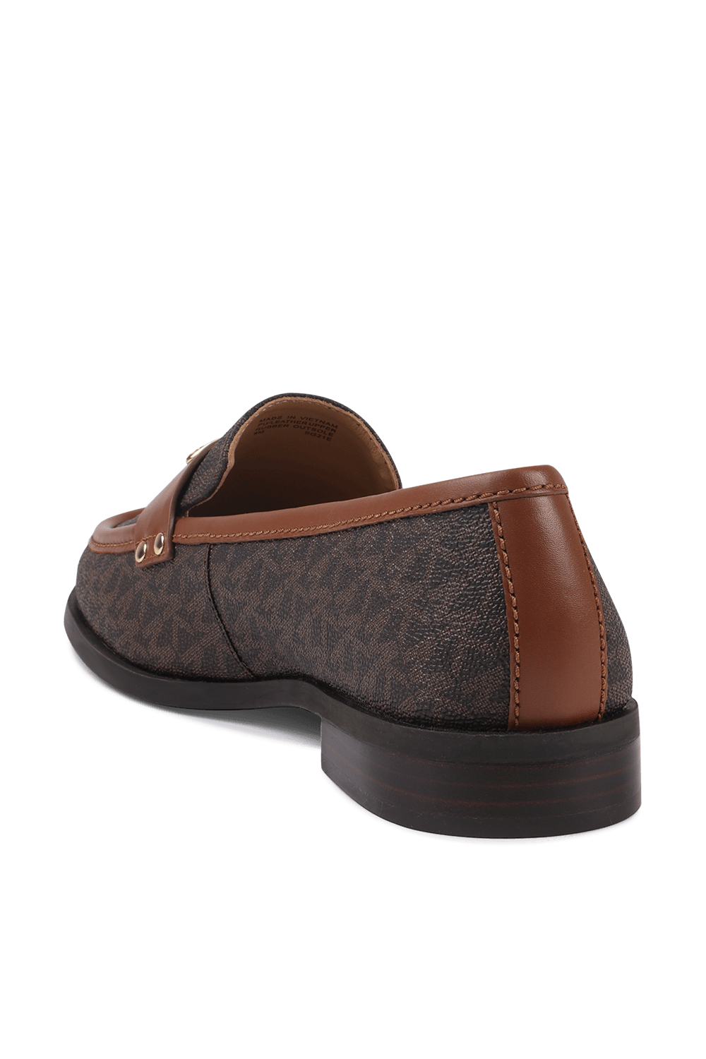 תמונה אחורית של נעלי מוקסין מונוגרמיות בגווני חום