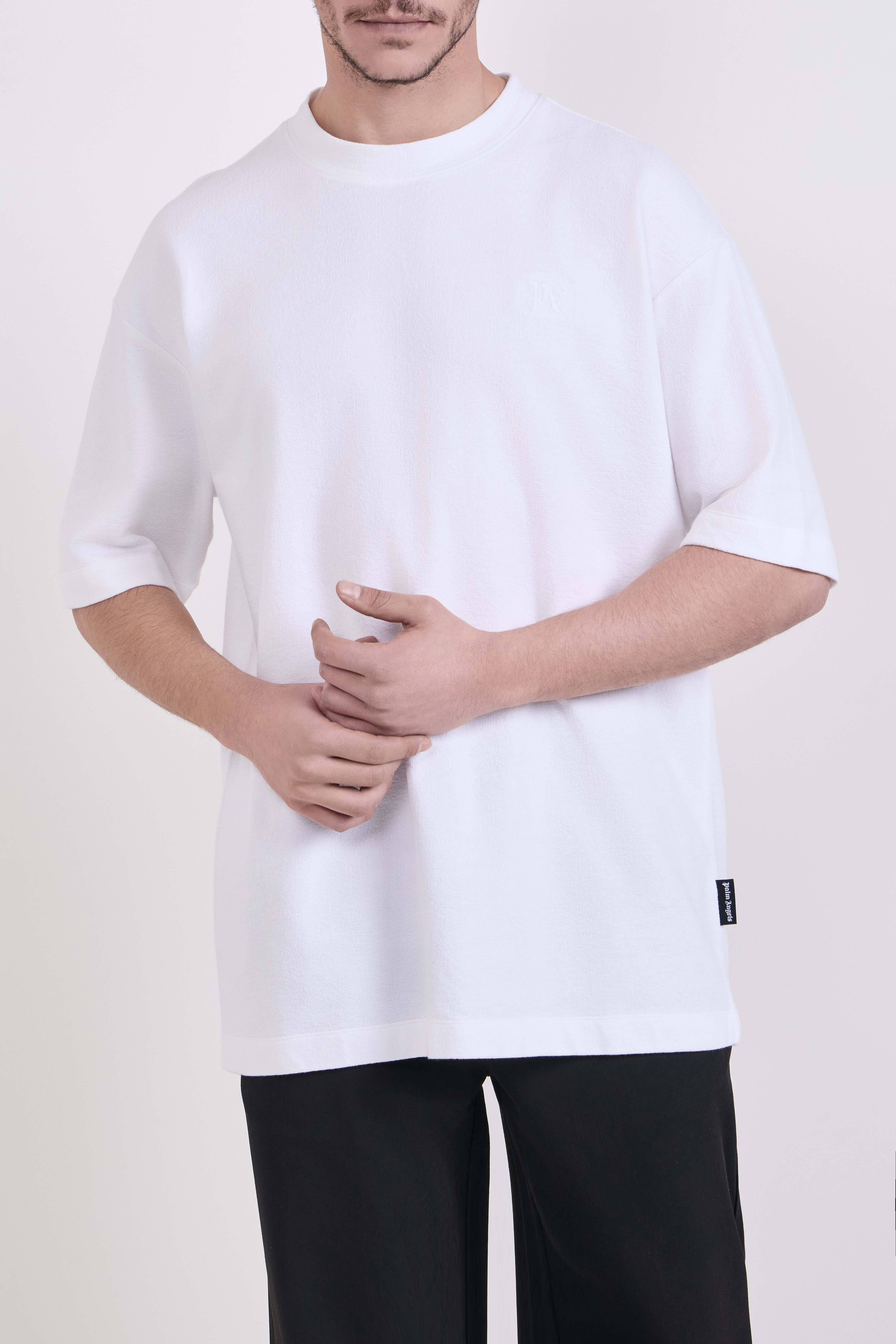 תמונת דוגמן קידמית של חולצת טי אוברסייז