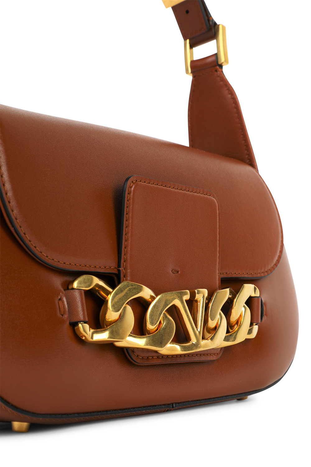 תמונת תקריב של תיק כתף מעור עם אבזם מונוגרמי