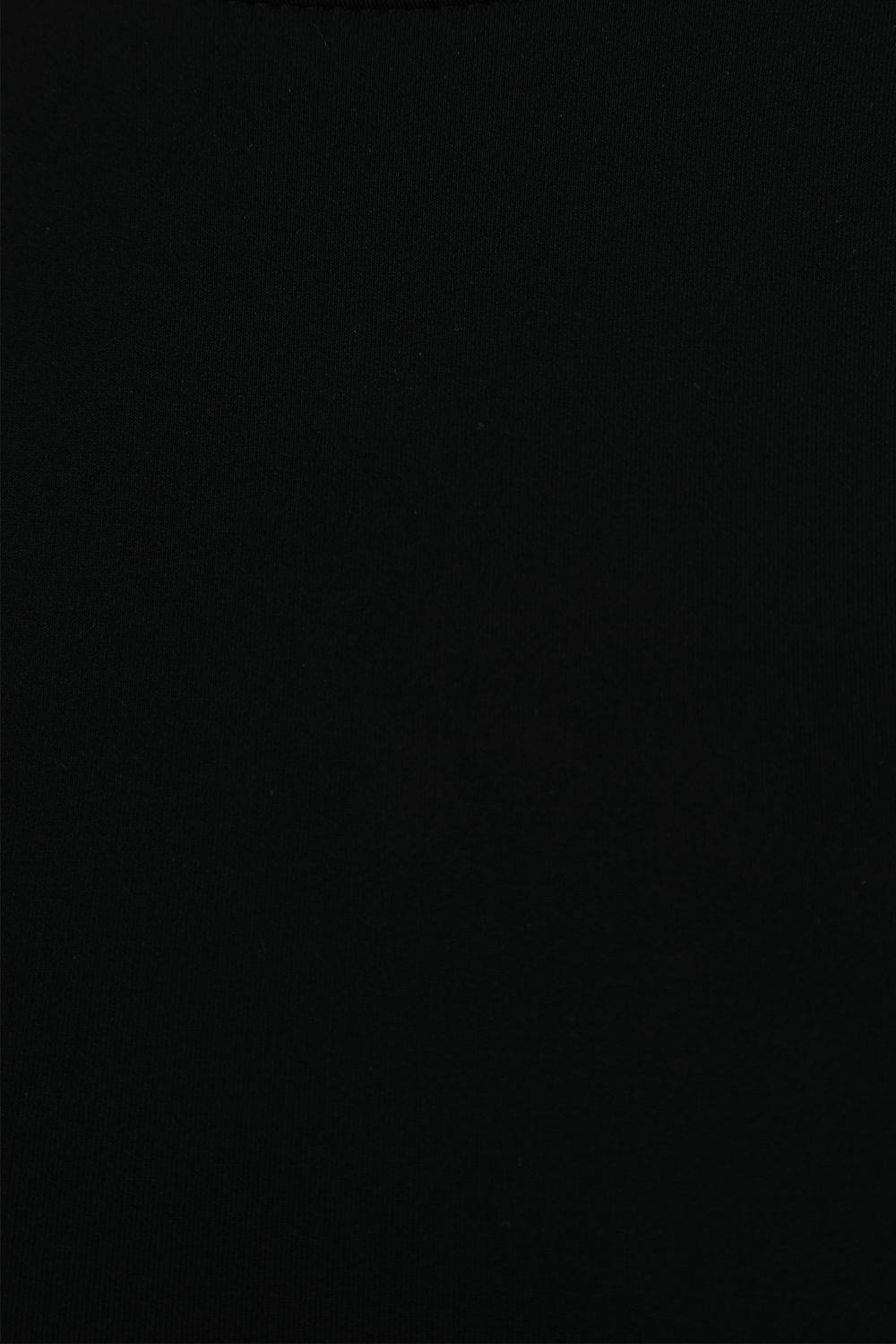 תמונת תקריב של בגד גוף שחור עם שרוולים קצרים