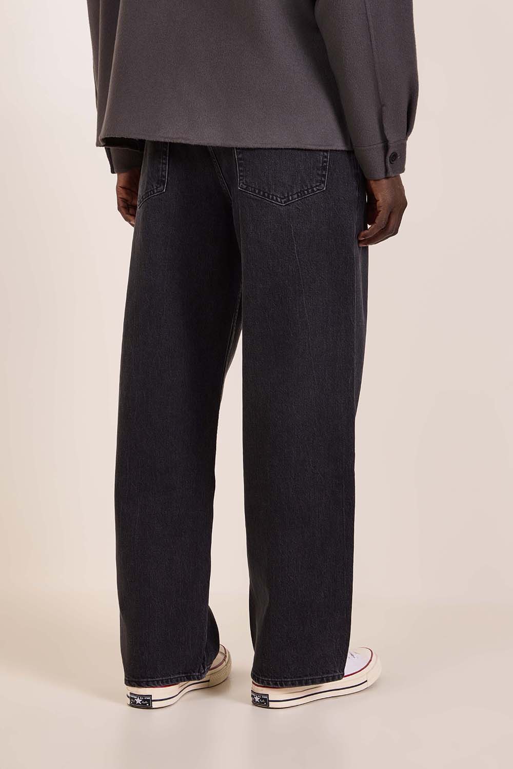 תמונת דוגמן אחורית של מכנסי ג'ינס בגזרת באגי