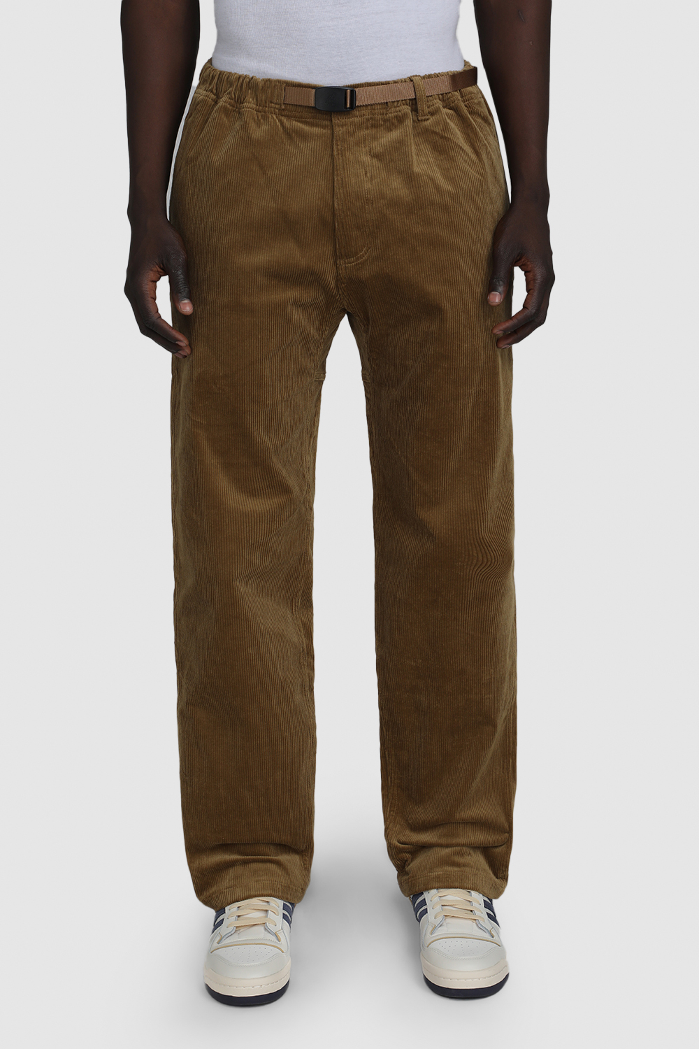 תמונת דוגמן קידמית של מכנסי קורדרוי