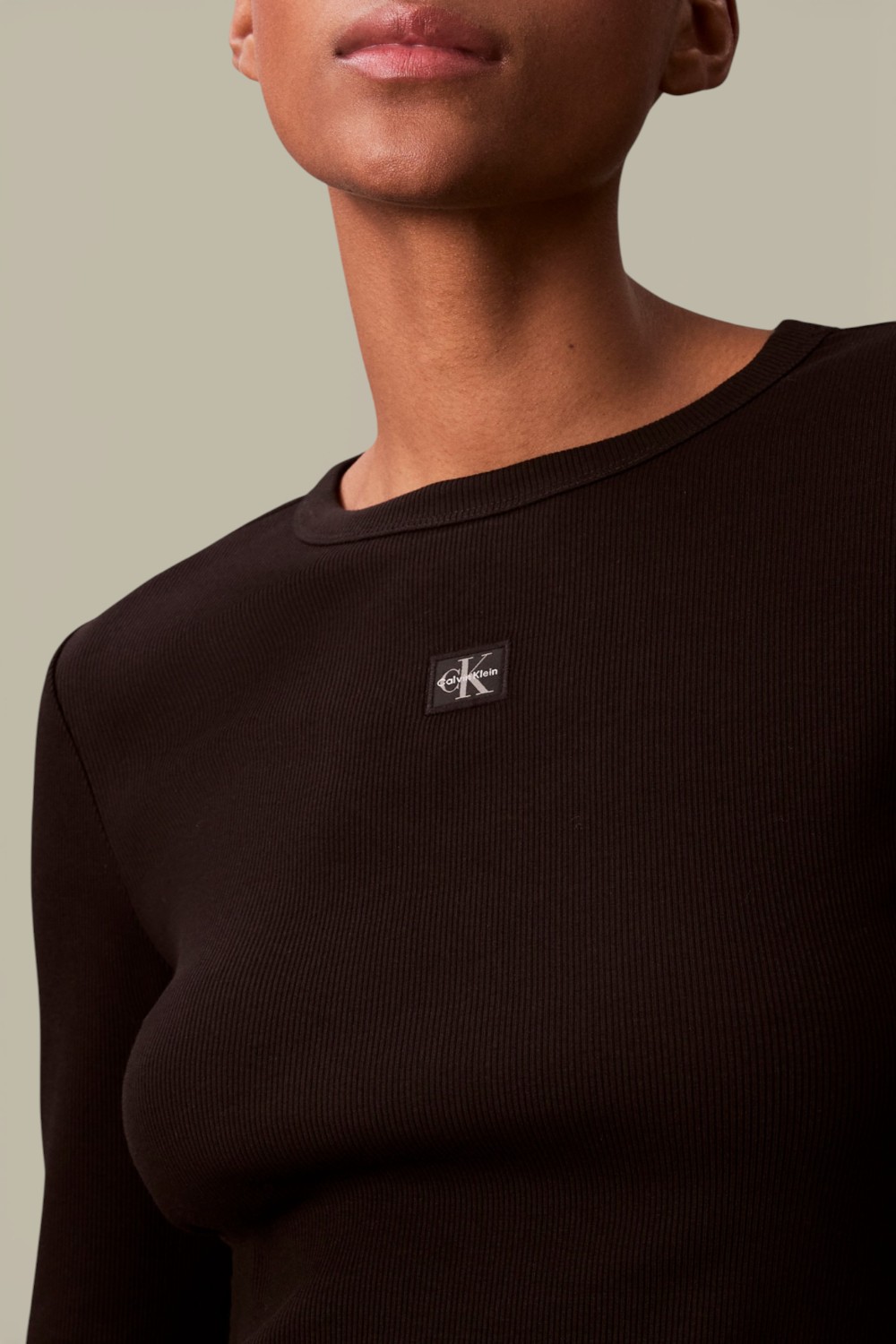 תמונת תקריב דוגמן של חולצת טי שרוול ארוך